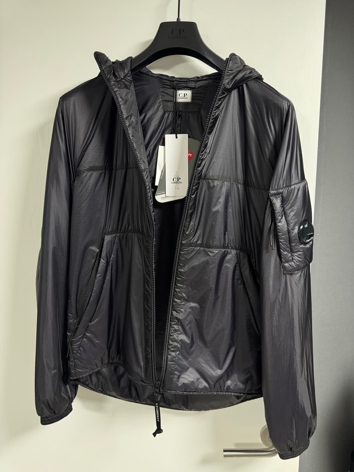 cp컴퍼니 24fw 나다쉘 경량패딩M 상품이미지1