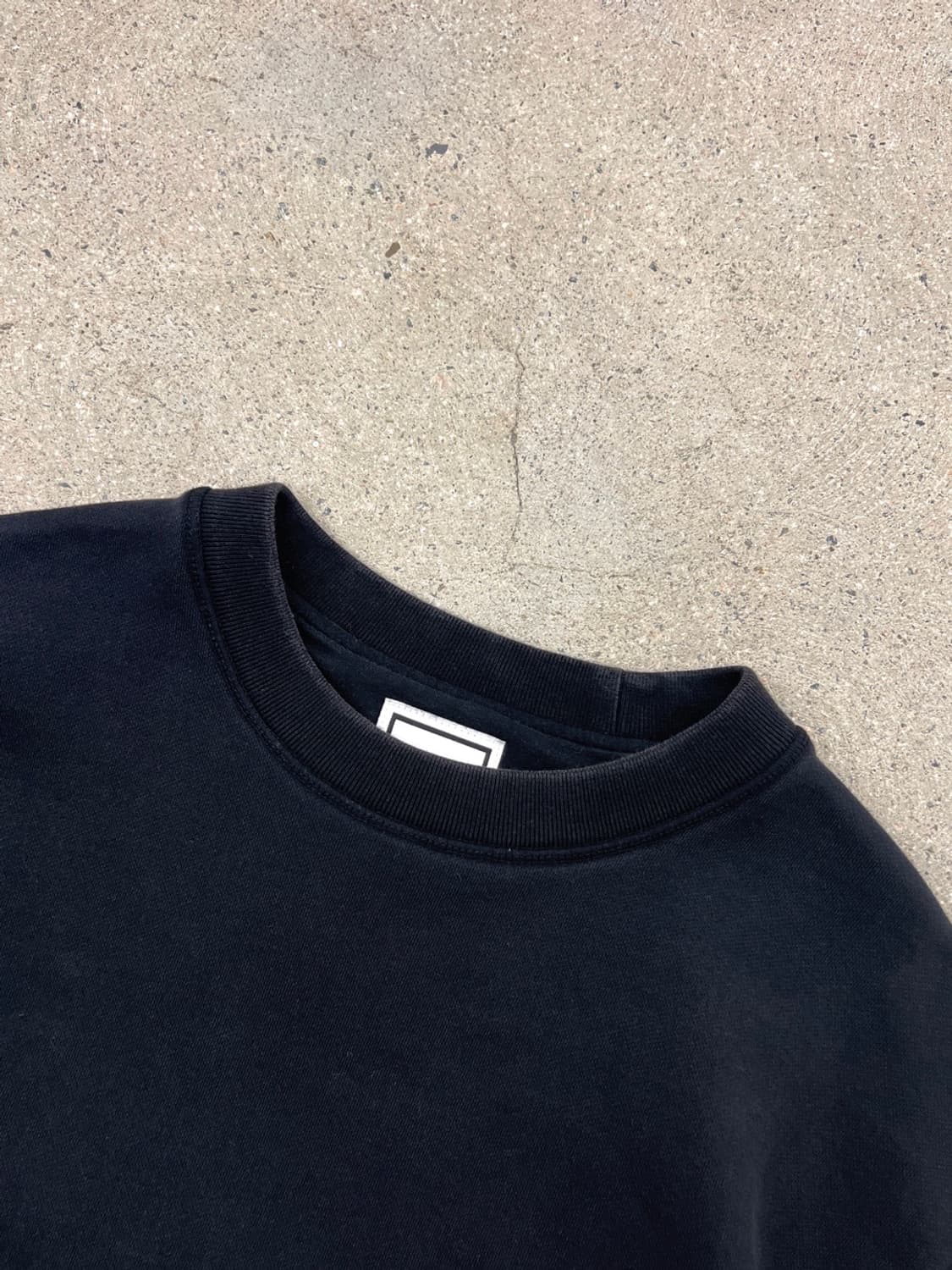 우영미 스퀘어라벨 블랙 맨투맨 상품이미지7