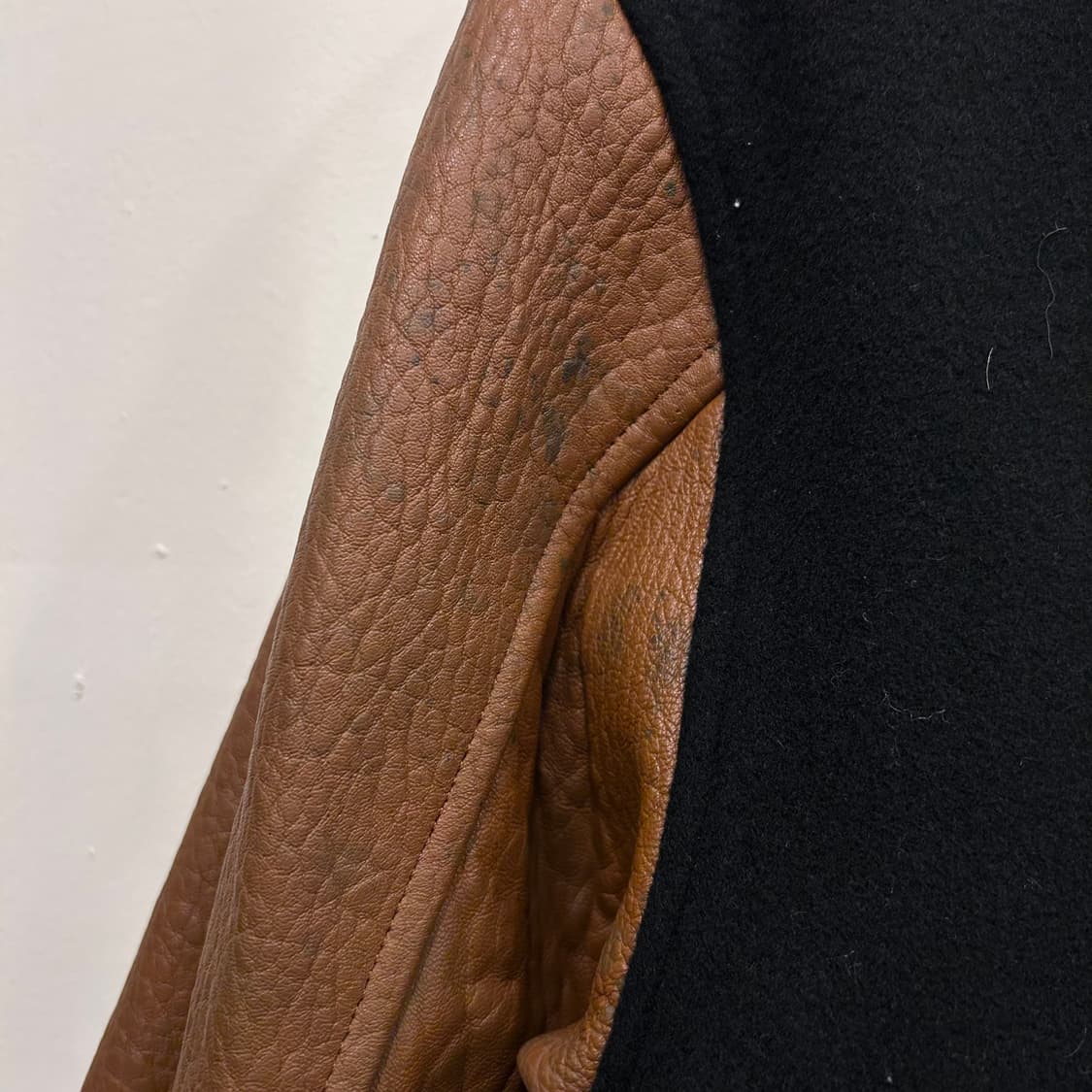 CHIC LEE 램스킨 큐빅 포인트 울 바시티자켓 상품이미지5