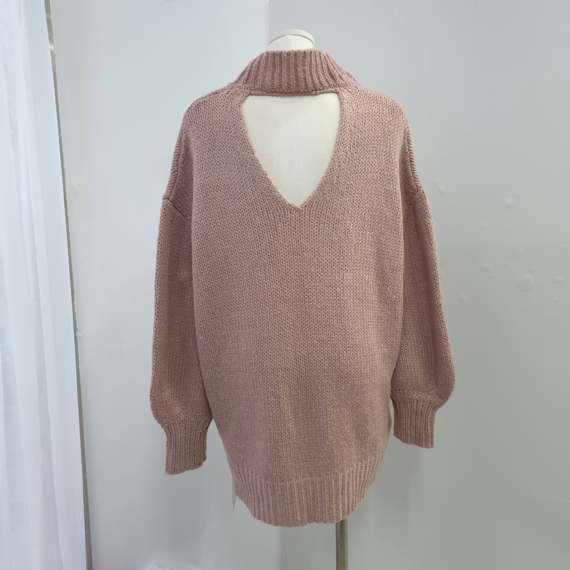 핑크 오픈백 하이넥 루즈핏 니트 상품이미지3