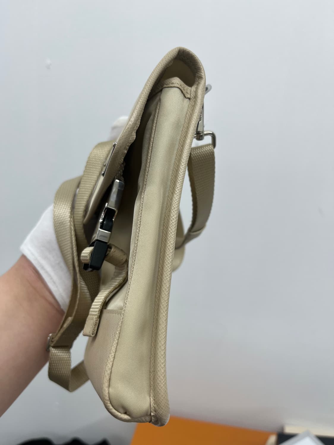 프라다 사피아노 리나일론 스트랩 폰 케이스 버클 미니 베이지 상품이미지3