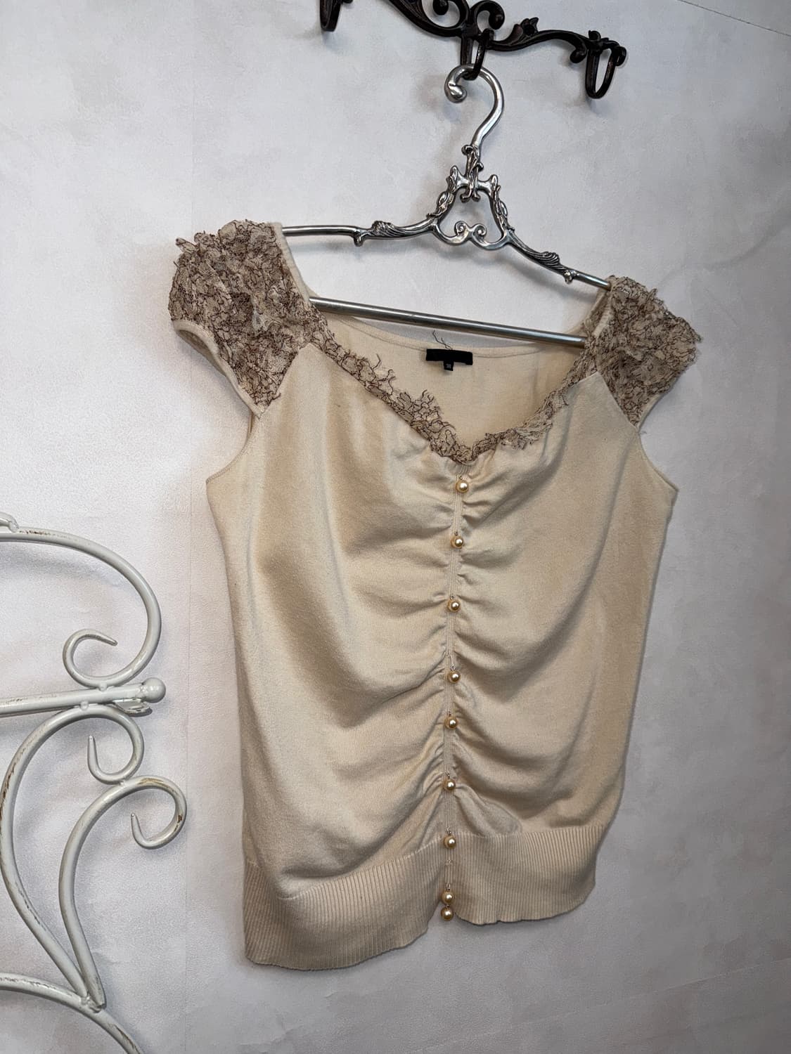 Beige ruffle lace pearl detail half bl 상품이미지4