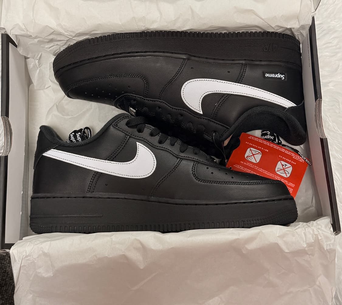 (270) 나이키 x 슈프림 에어 포스 1 로우 블랙 검흰 상품이미지3