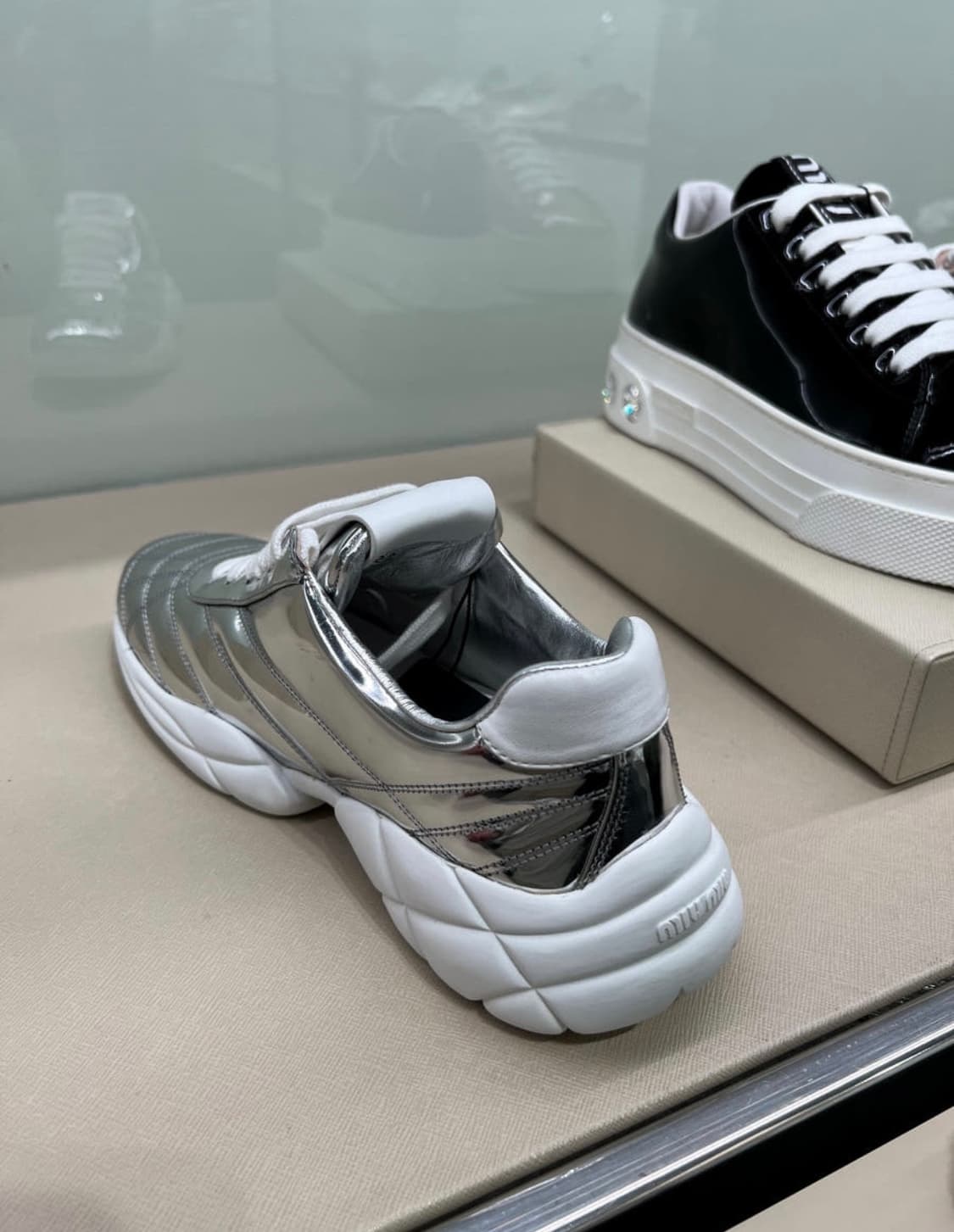 정품 미우미우 퀼팅 메탈릭 스니커즈 실버 36.5 상품이미지3