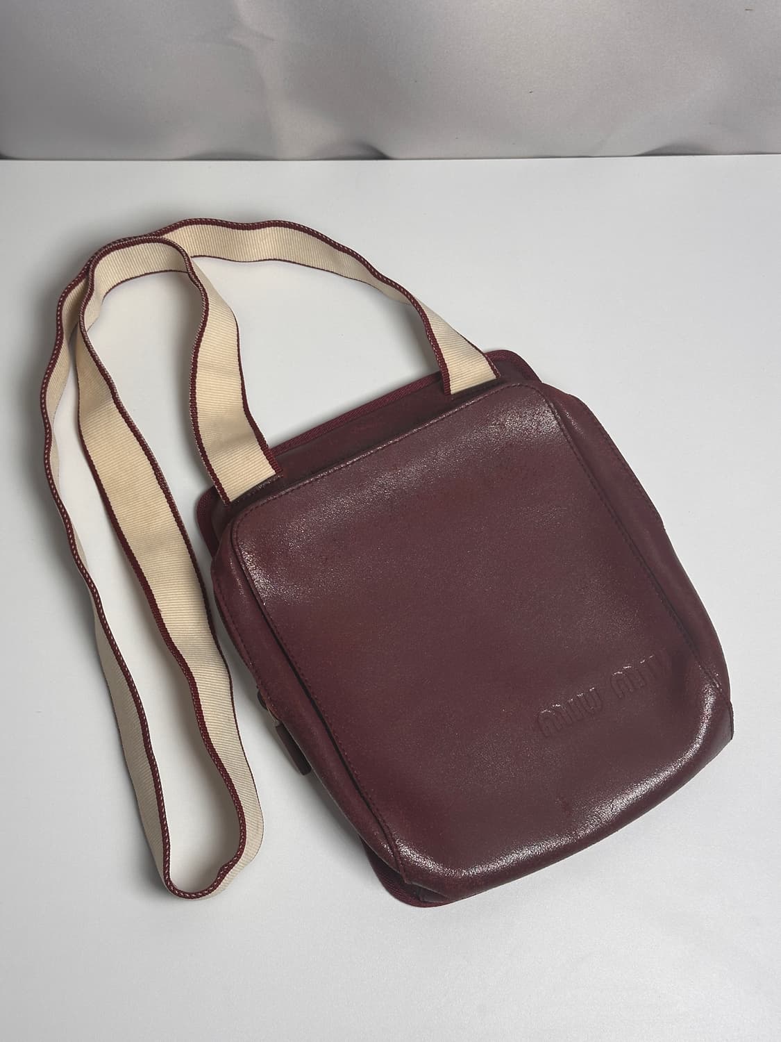 미우미우 버건디 레더 & 패브릭 크로스바디 백 unisex 상품이미지1