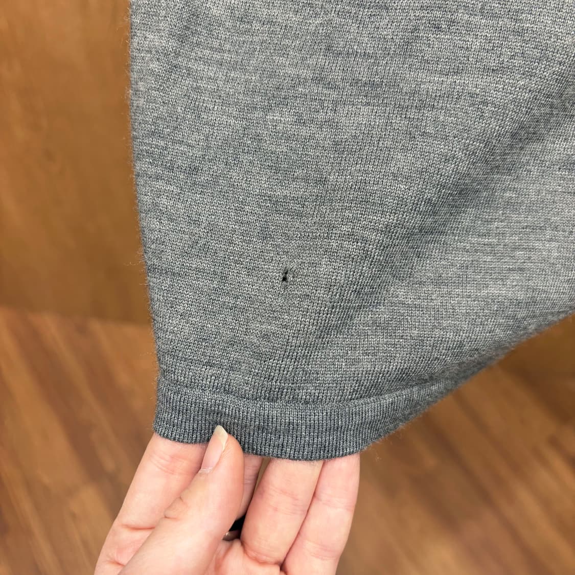 랑방 브이넥 7부 니트 플라워 아플리케 쉬폰 오간자 텍스처 디테일 그레이 상품이미지8