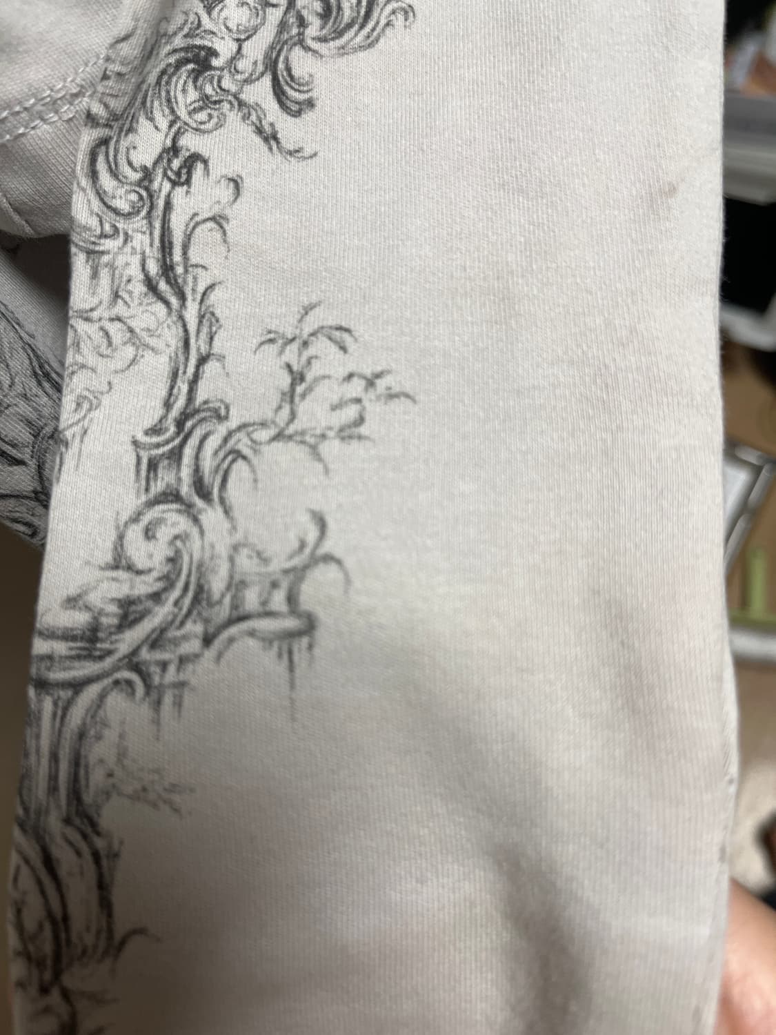 허그유어스킨 허유스 로코코 오너먼트 티 그레이 롱슬리브 오너먼츠 상품이미지2