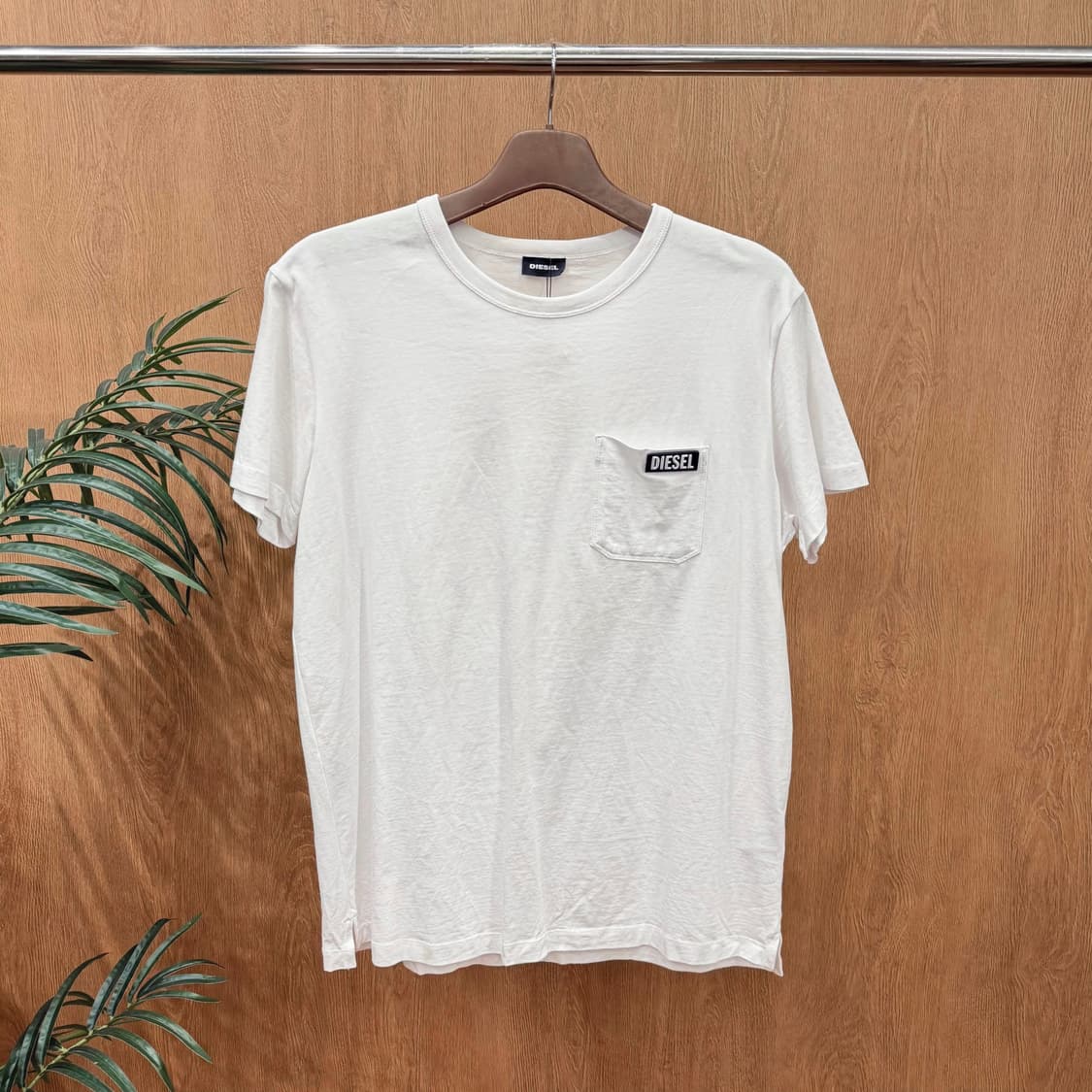 디젤 코튼 라운드넥 반팔 티셔츠 포켓 로고 패치 디테일 화이트 상품이미지1