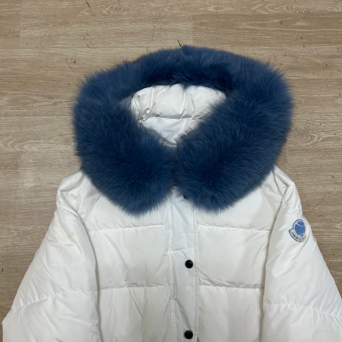 몽클레어 여성 구스다운 와펜 퍼트리밍 패딩 점퍼 [화이트] 3사이즈 상품이미지2