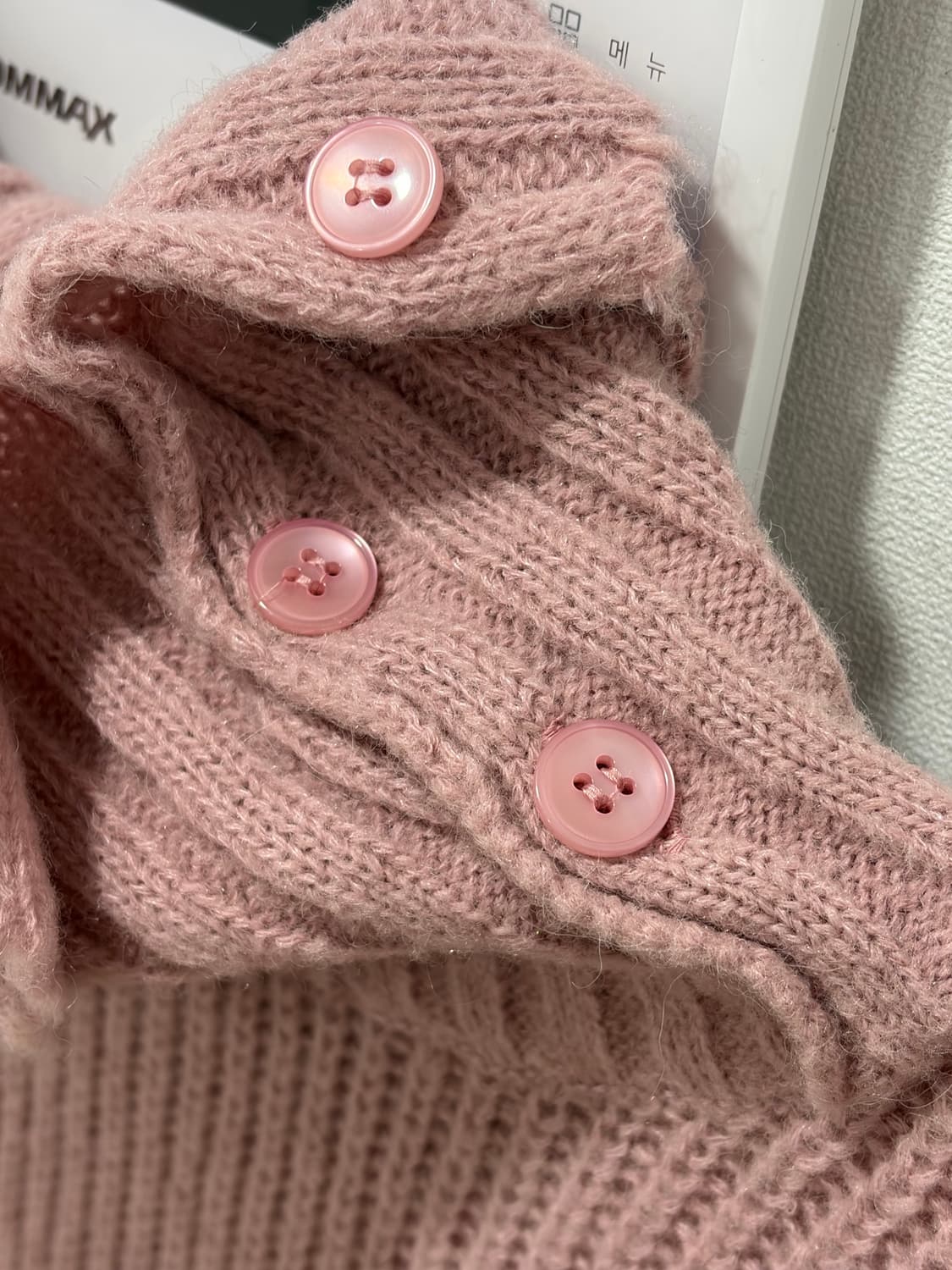 러블리 모리걸 핑크 버튼 목폴라 오프숄더 니트 상품이미지3