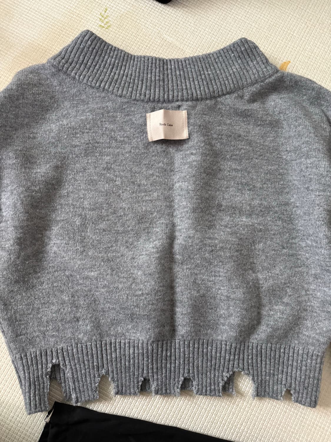 락케이크 오프숄더 데미지 니트 그레이 상품이미지4