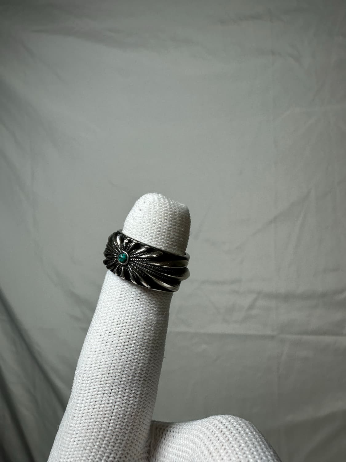 구찌 인터로킹G 인그레이브드 플라워 링 (15) 상품이미지2