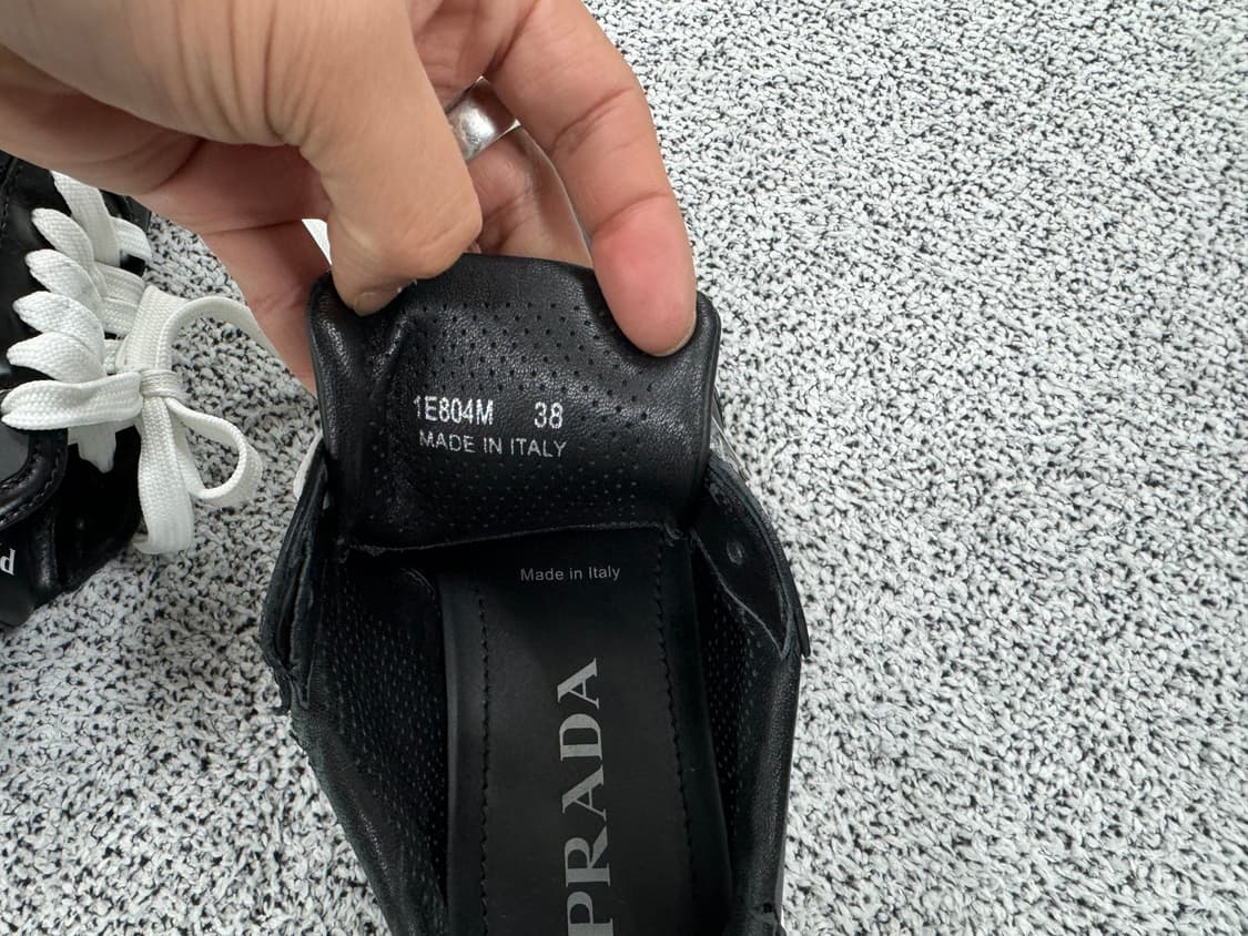 [새상품급] 프라다 프락스 삼각로고 레더 스니커즈 상품이미지7