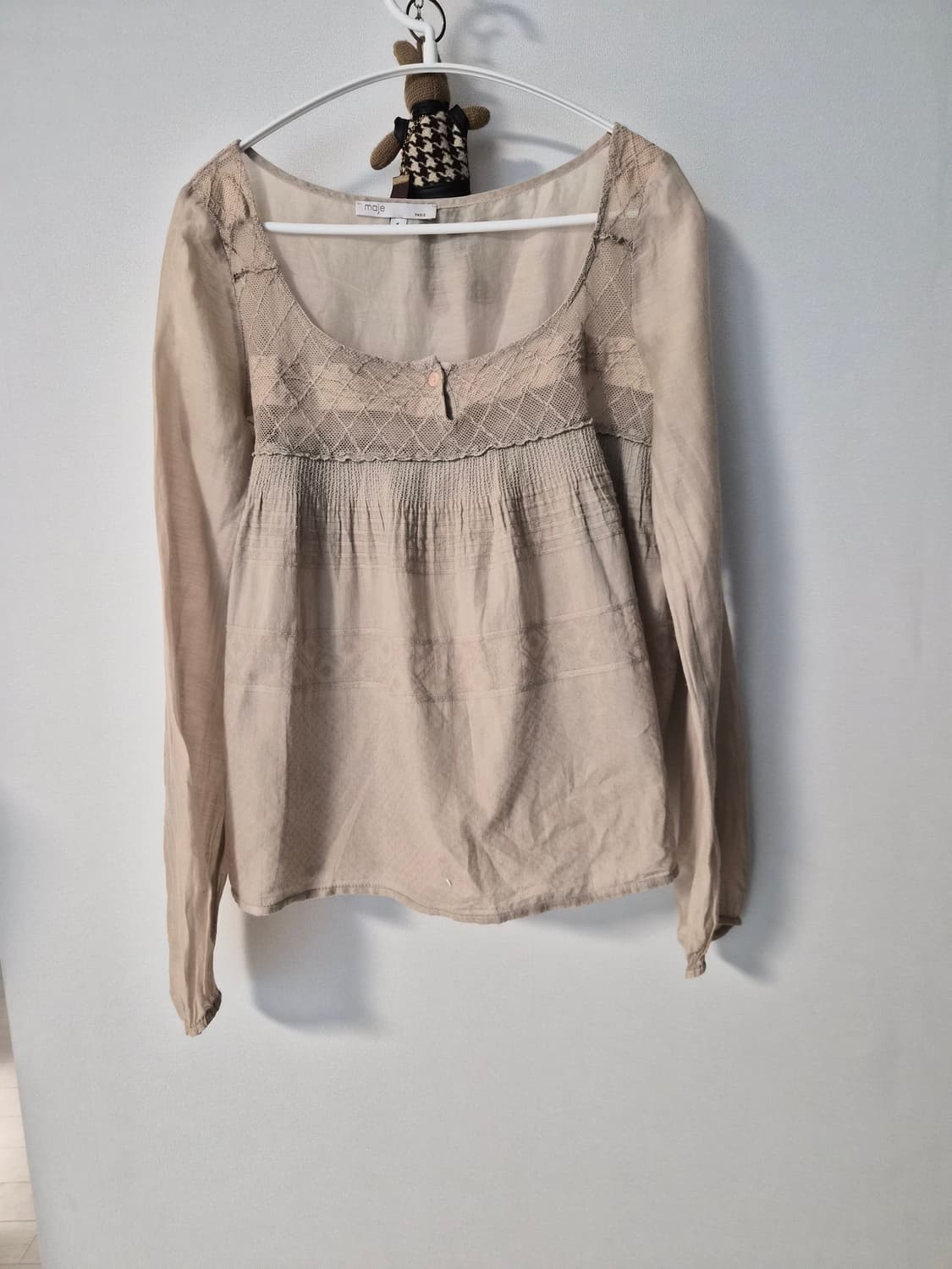 [마쥬(Maje)] 아이보리 레이스 스모킹 블라우스 상품이미지3