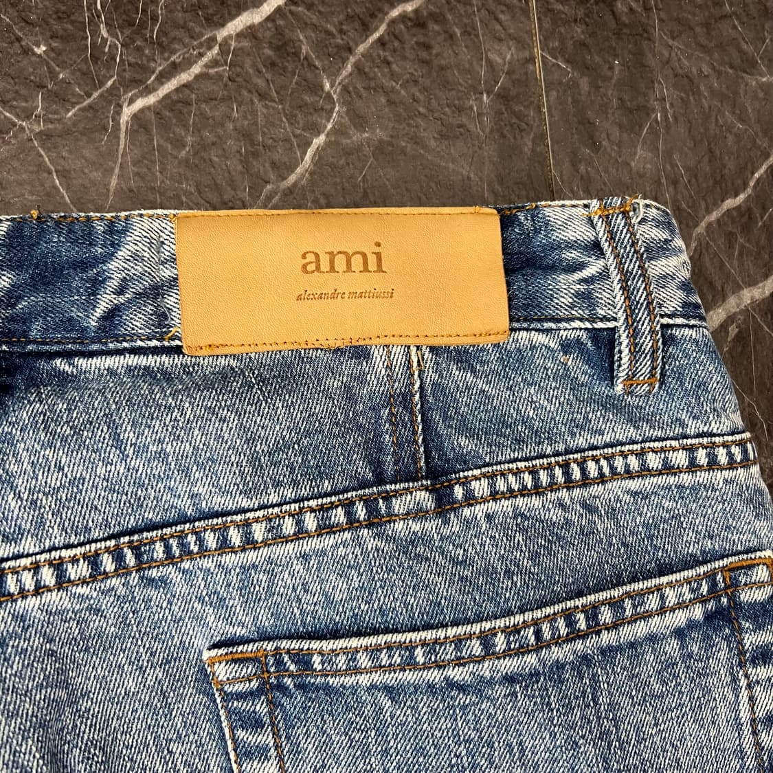 AMI 아미 워시드 테이퍼드 데님 진 상품이미지10