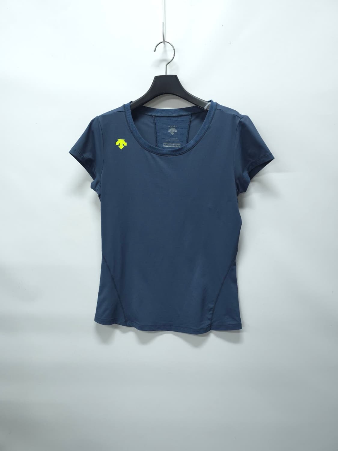 ​데상트 여성 DSW 트레이닝 메쉬 배색 반팔 티셔츠 (55) 상품이미지1