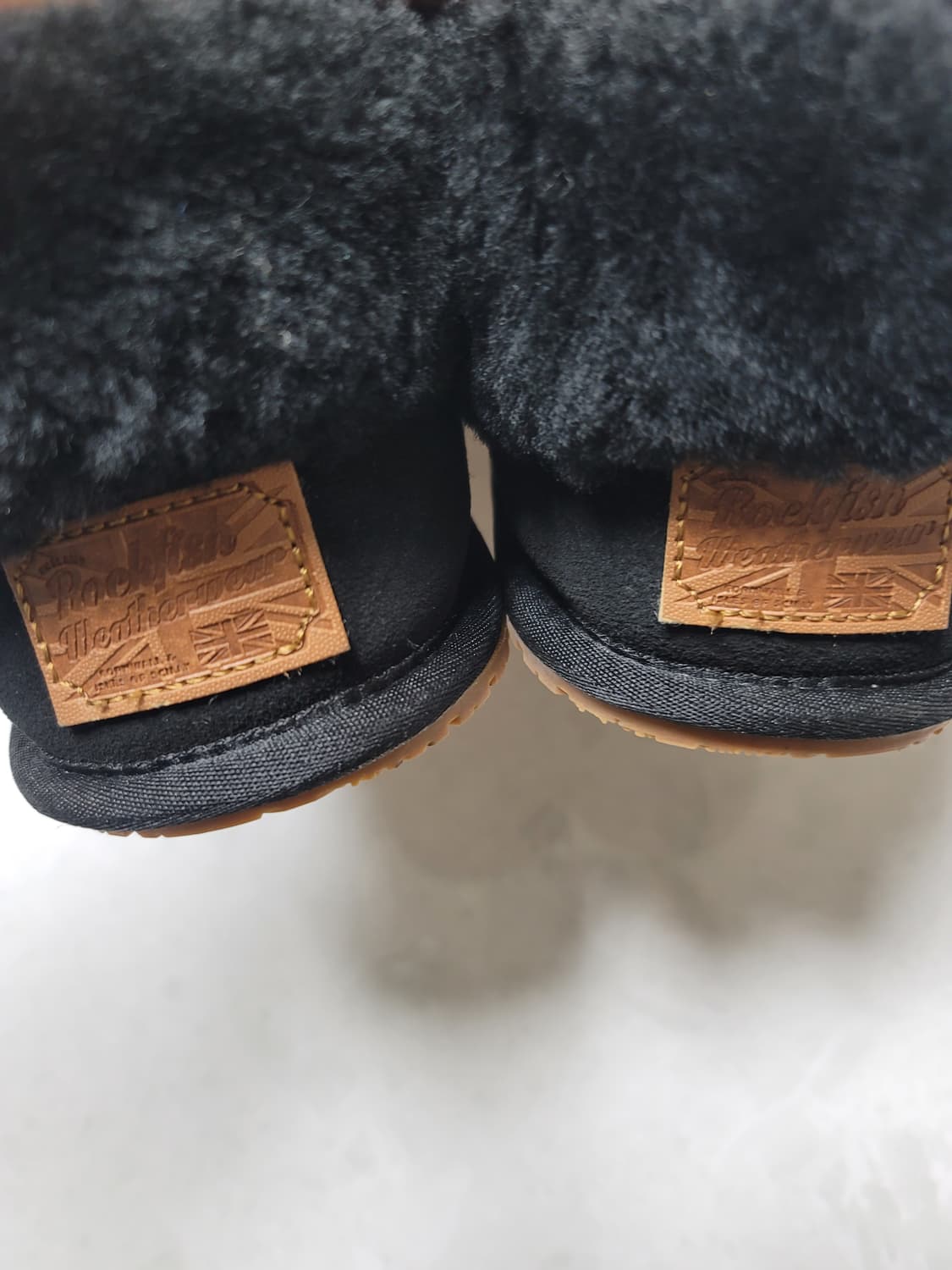 (새제품)락피쉬 어그 슬리퍼 블랙 uk5.5 235사이즈 새제품

단품입 상품이미지4