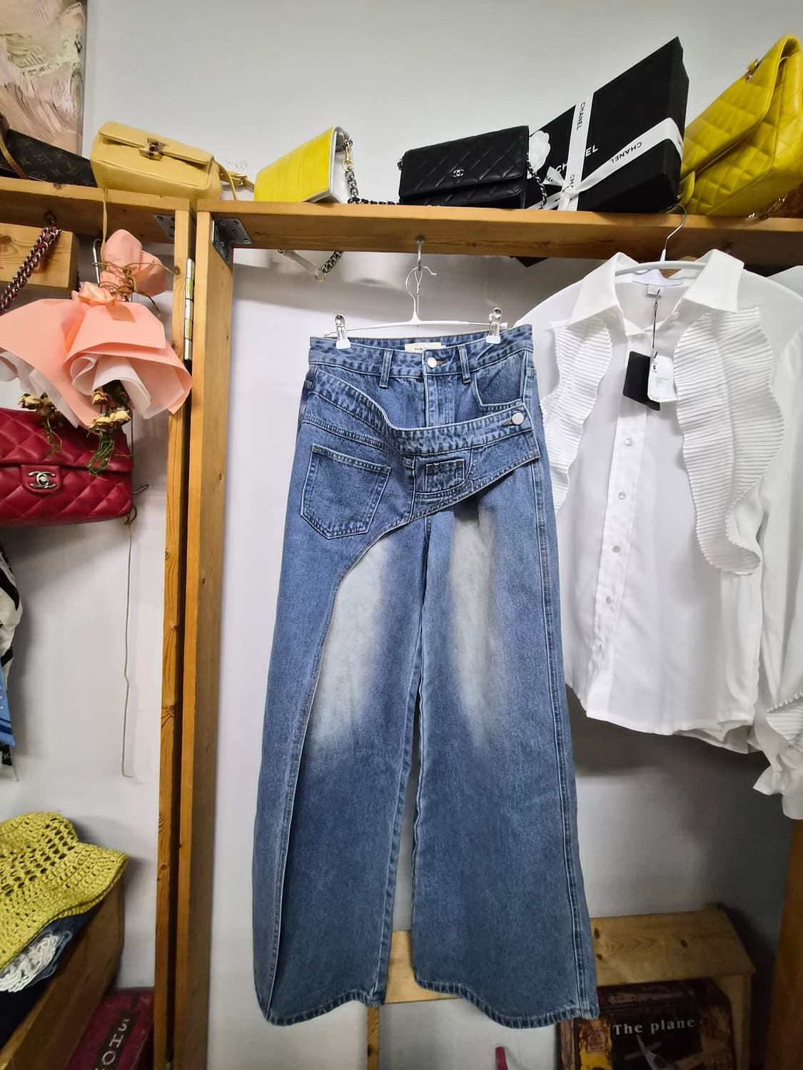 딘트 프릴 블라우스. fever jeans 유니크 랩 롱데님 상품이미지8