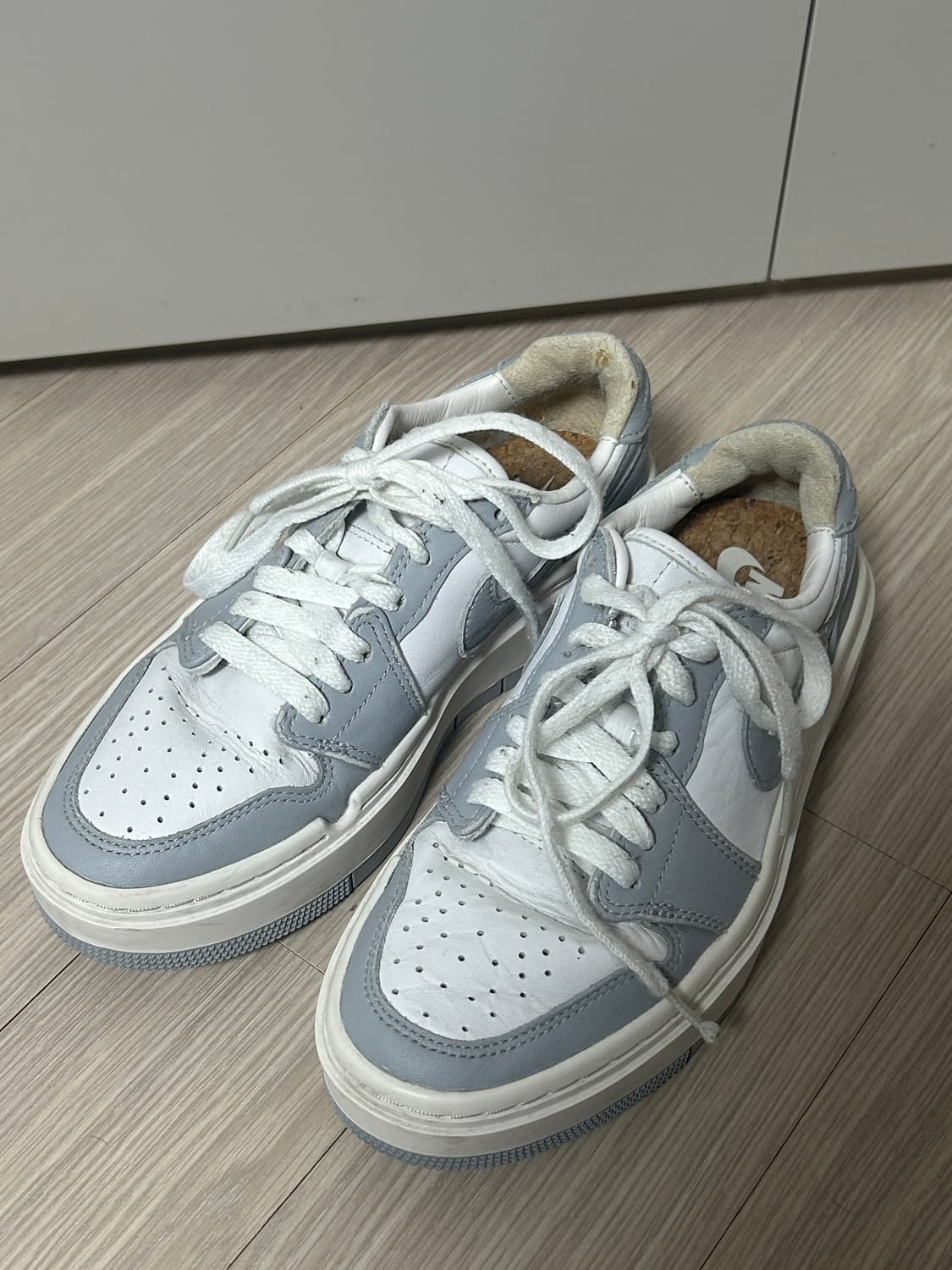 조던 1 엘리베이트 로우 화이트 앤 울프 그레이 W220 상품이미지1