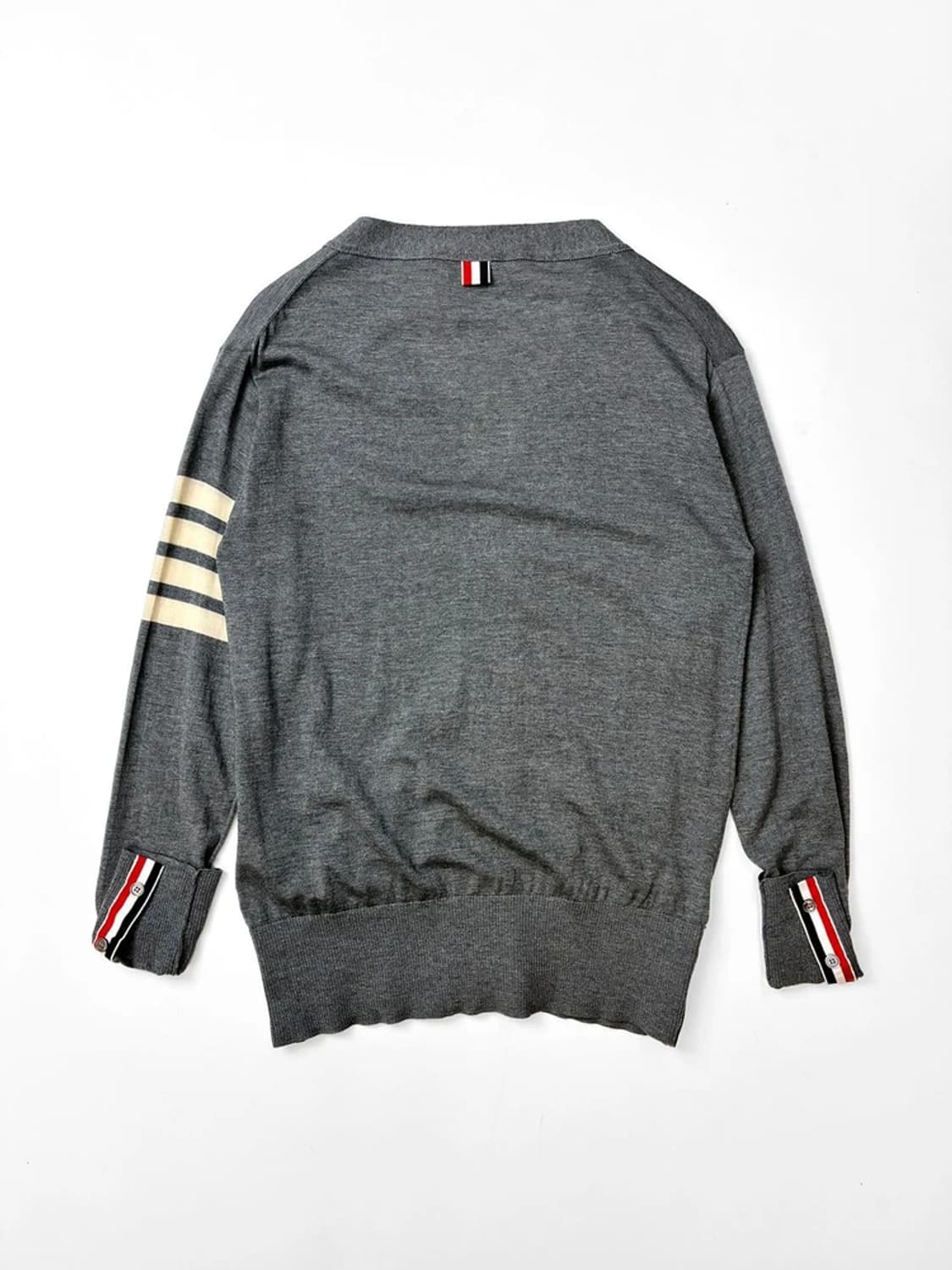 톰브라운 시그니처 사선 완장 V넥 울 니트 가디건 PN5233 상품이미지6