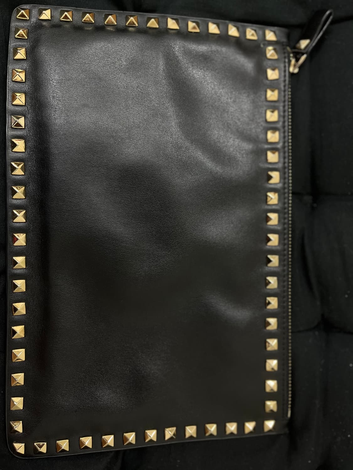 발렌티노 락스터드 카프스킨 파우치 블랙 20x30 상품이미지2