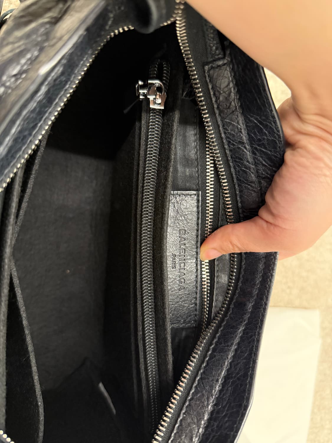 발렌시아가 시티 모터백 블랙 스몰 상품이미지8