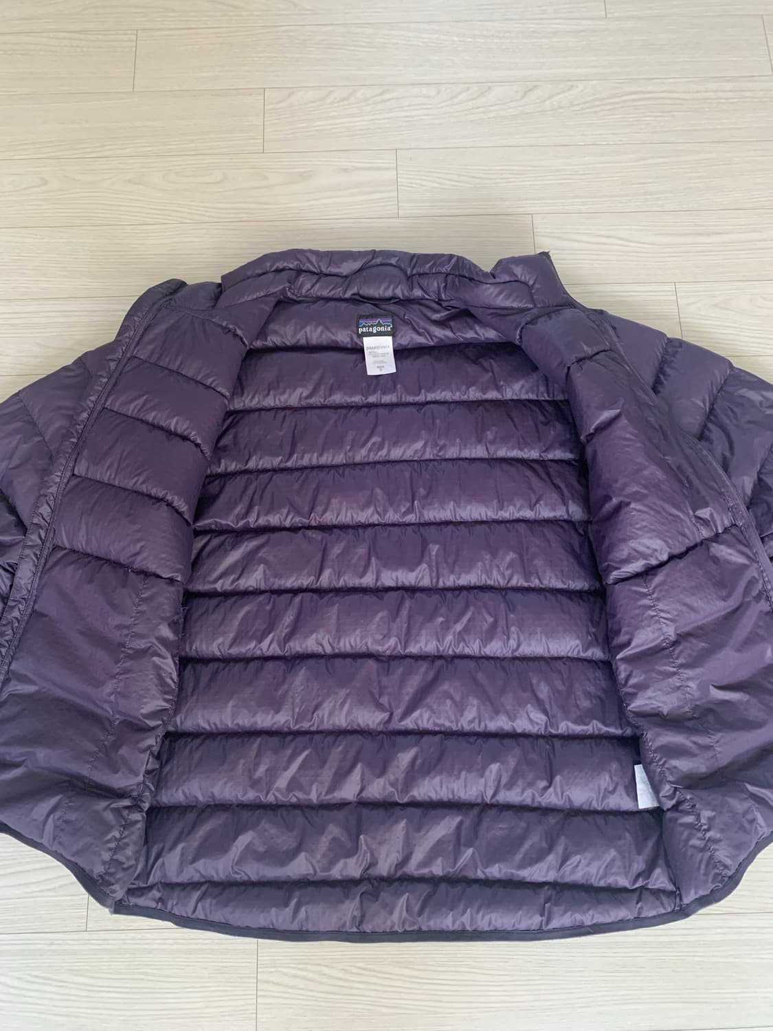 파타고니아 퍼플 경량 다운 패딩 m 상품이미지4