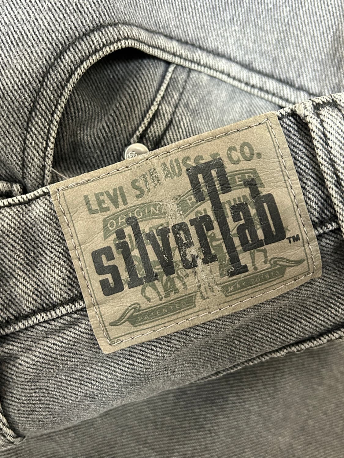 리바이스 90s 실버탭 릴렉스드핏 그레이 워싱 데님팬츠 상품이미지5