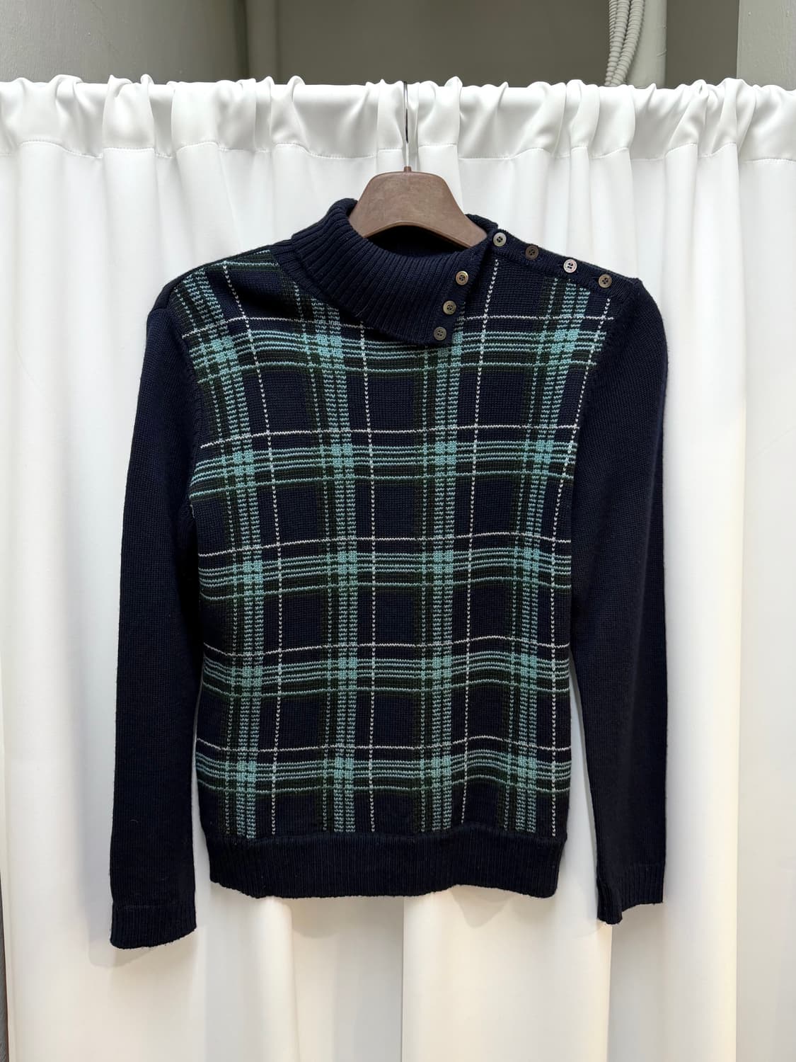 아쿠아스큐텀 하이넥 니트 타탄 체크 패턴 넥 버튼 디테일 네이비 그린 상품이미지9