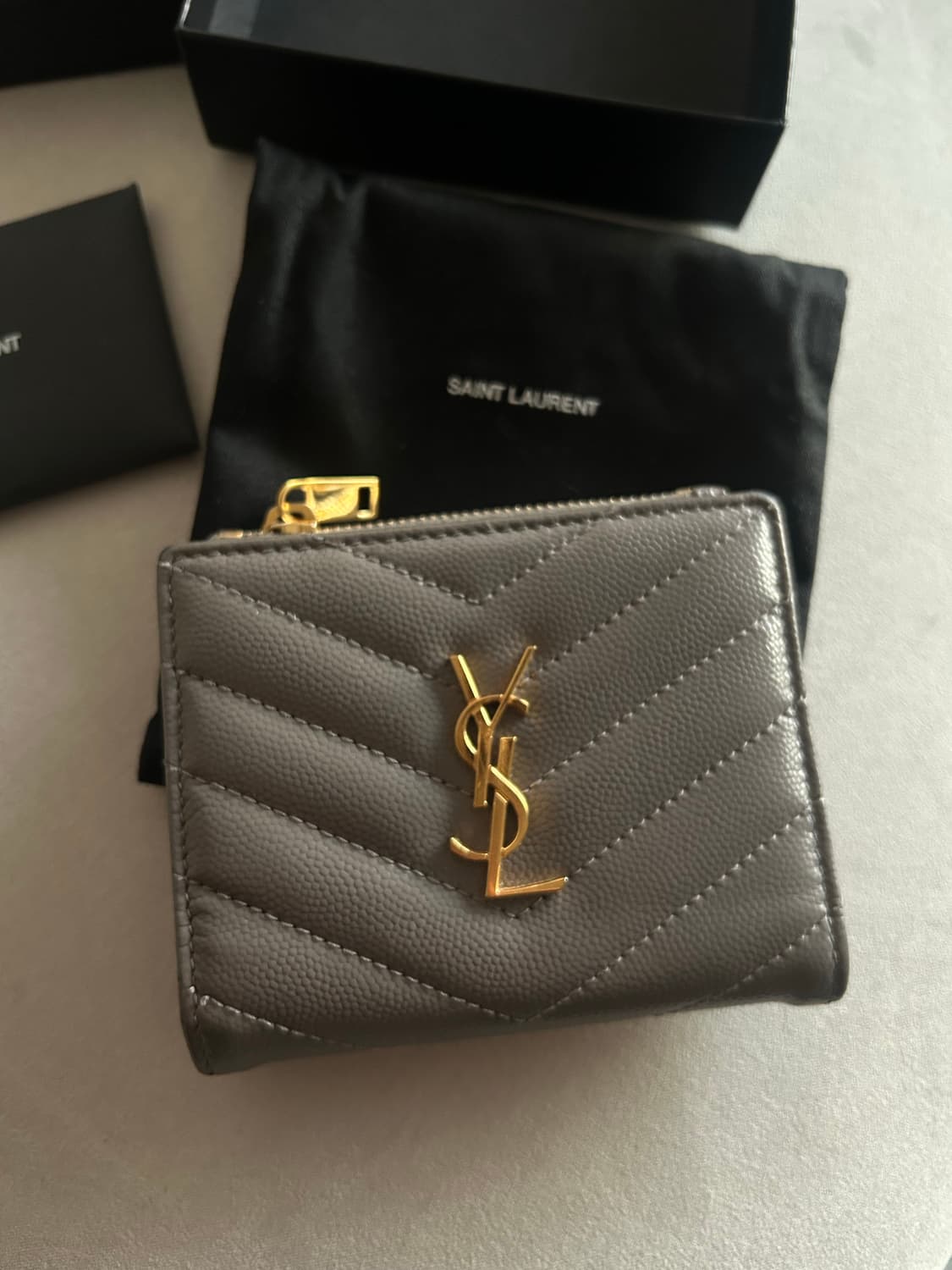 입생로랑 지갑 상품이미지3