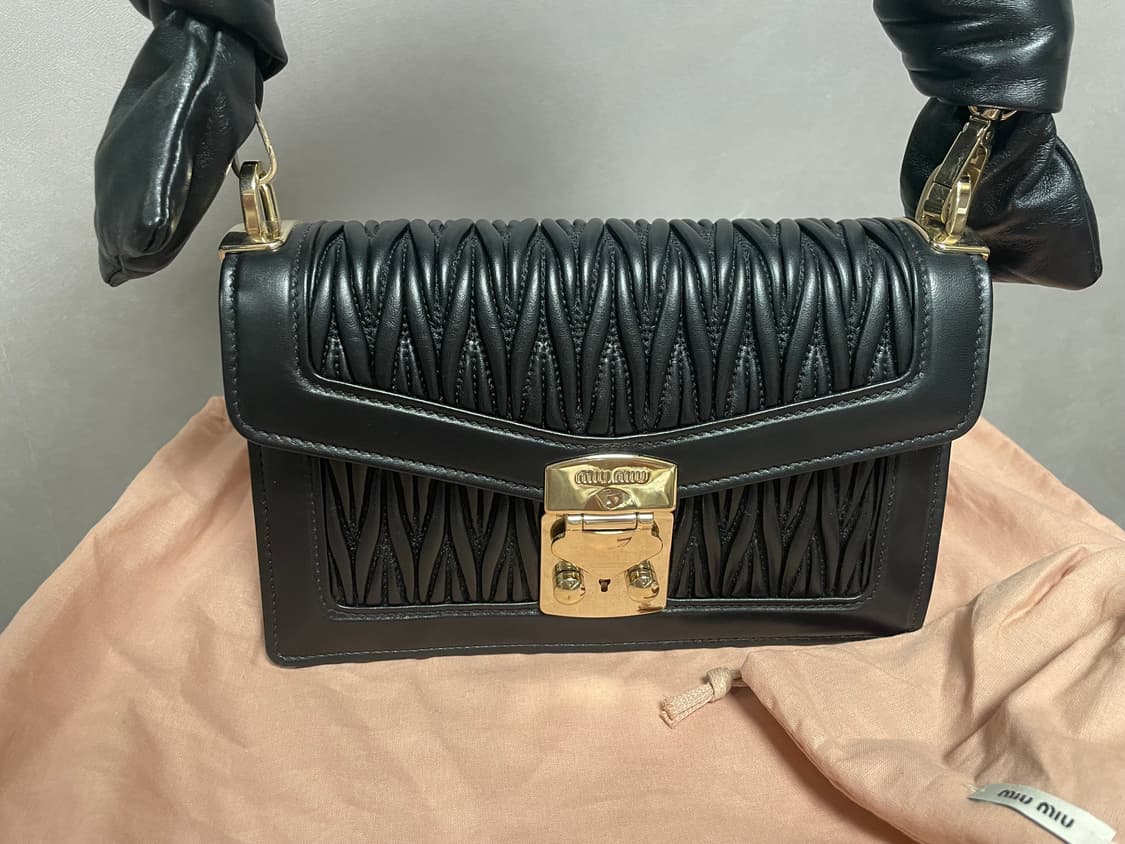 미우미우 컨피덴셜 마테라쎄 패딩 스트랩 상품이미지4