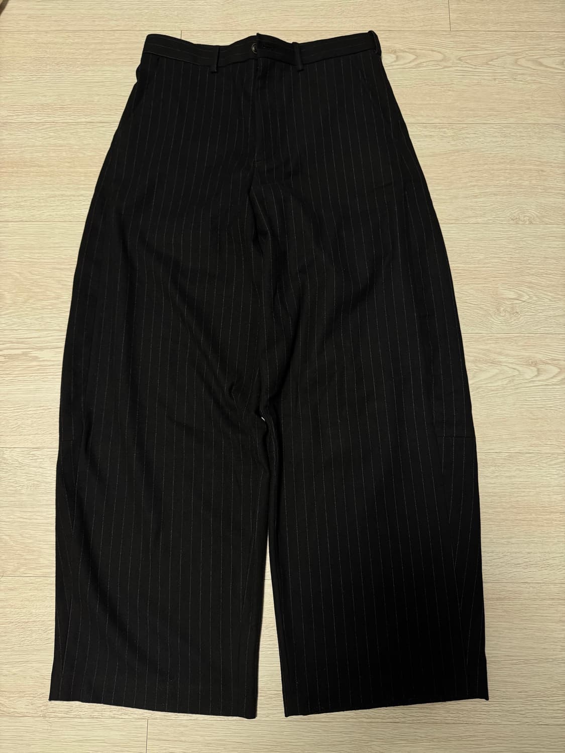 해칭룸 와이드 커브 트라우저 스트라이프 블랙 3사이즈 상품이미지2