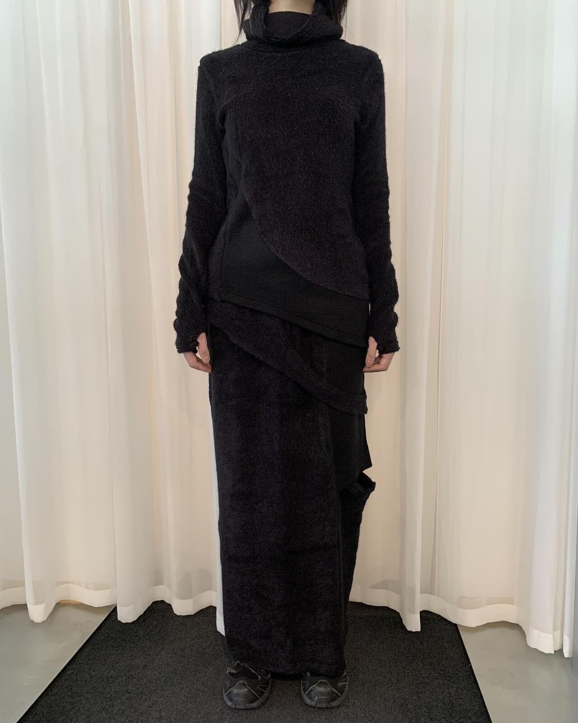 지초이 AW24 CURVED TURTLENECK SWEATER (BLAC 상품이미지1