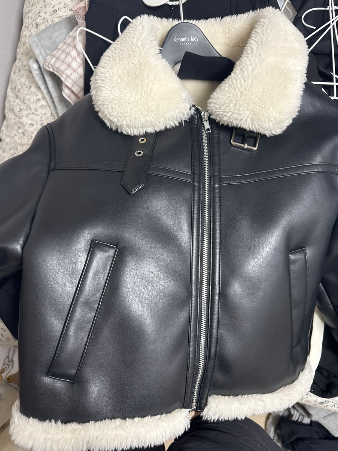 오블리크 오버핏 레더 무스탕 자켓 [BLACK] 상품이미지2