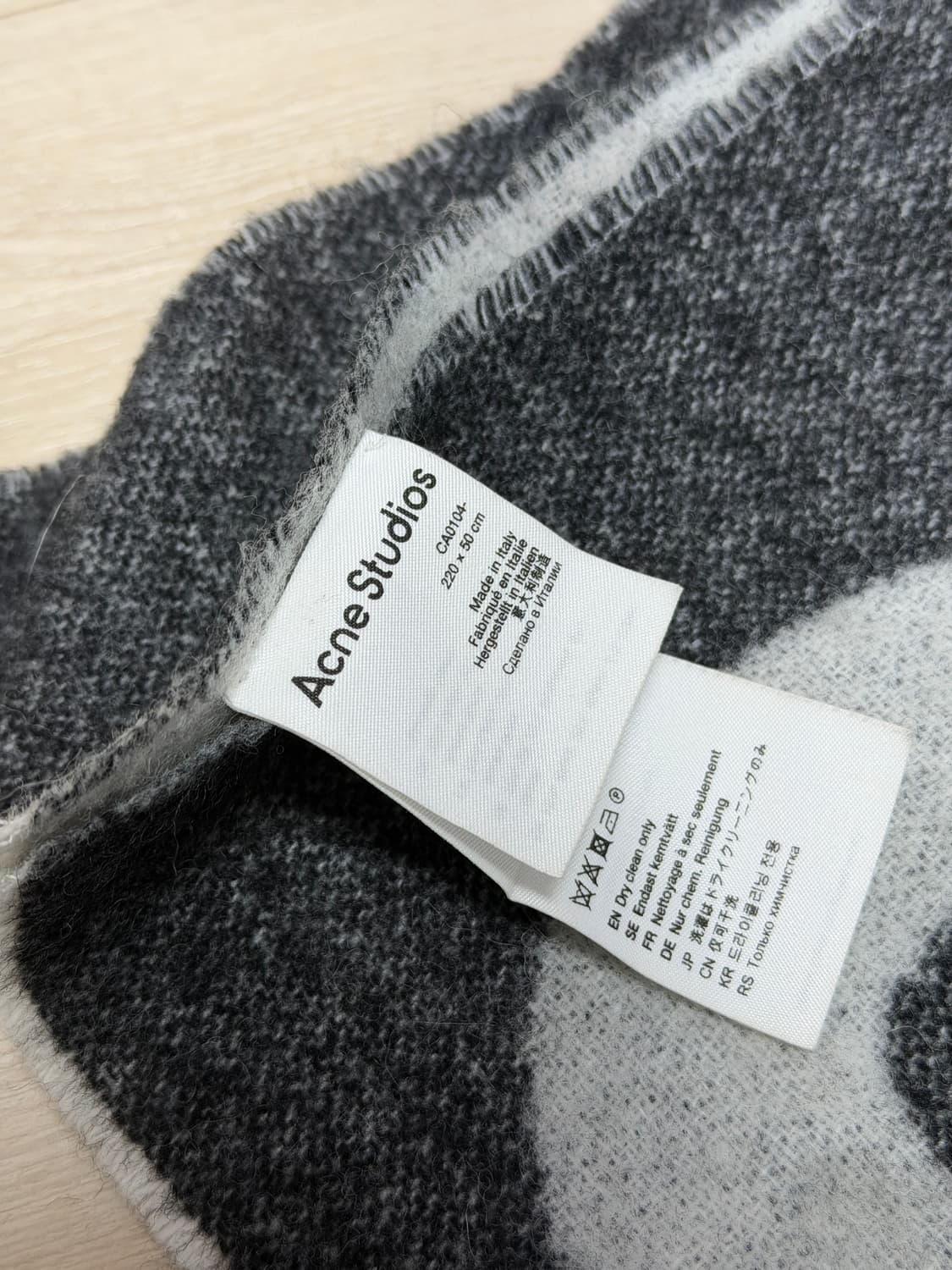 아크네스튜디오 로고 자카드 목도리 블랙 상품이미지1