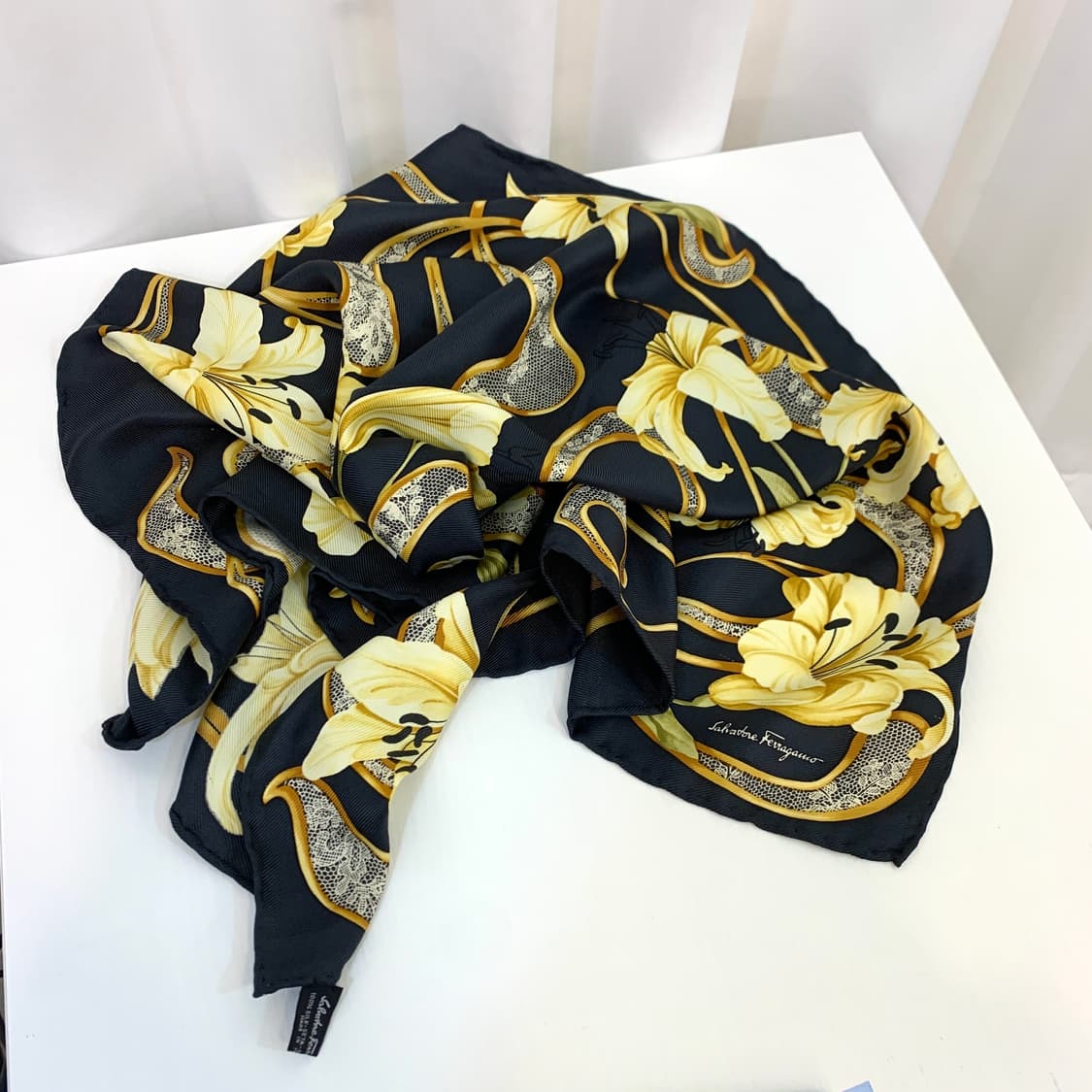 페라가모 스퀘어 실크 스카프 90 lily lace   상품이미지2