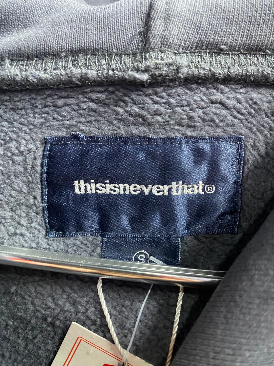 디스이즈네버댓 자수 빅로고 그레이 후드티 B3487  상품이미지4