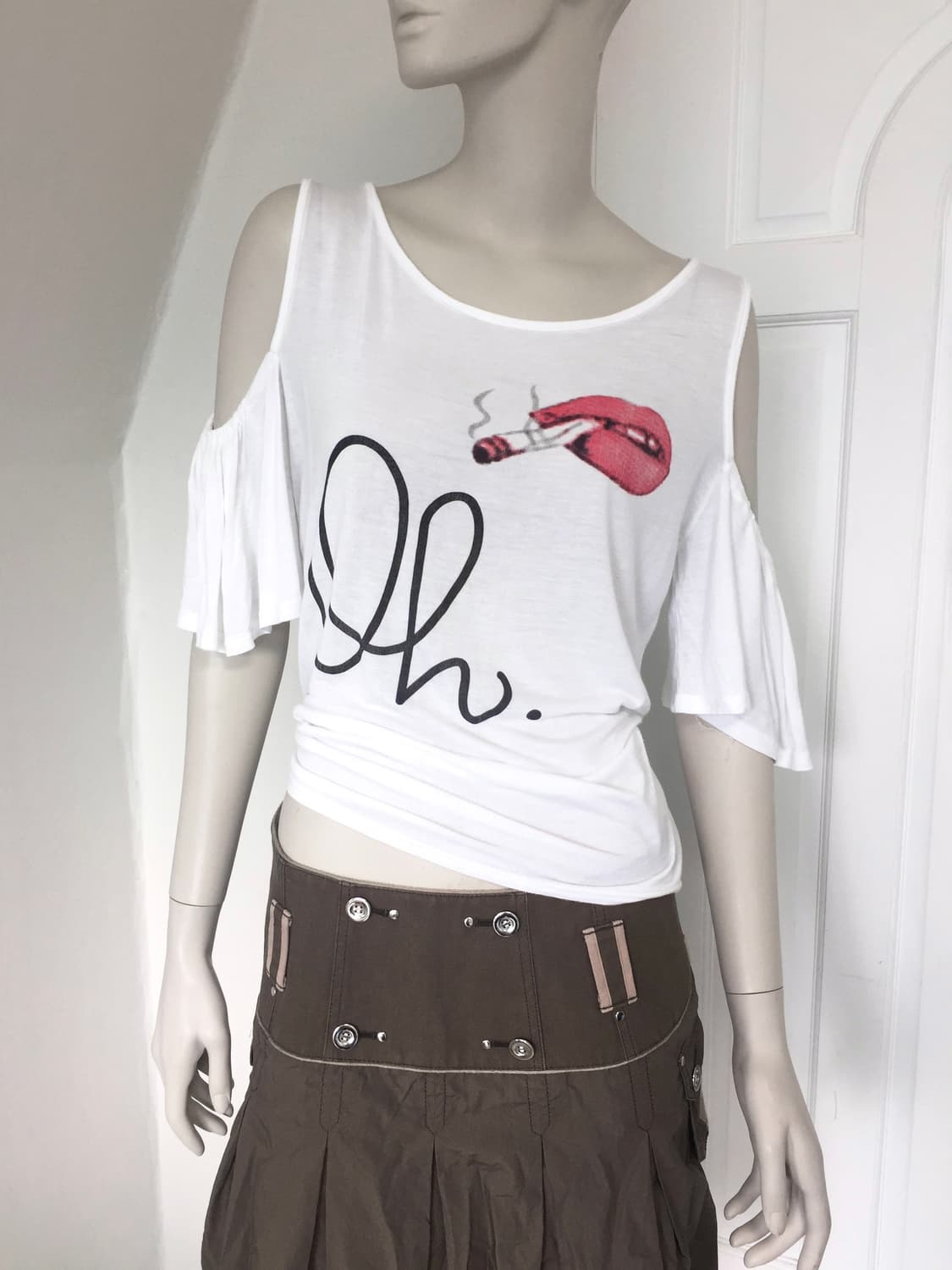 Smoking Lips Graphic Off-Shoulder Top 상품이미지1