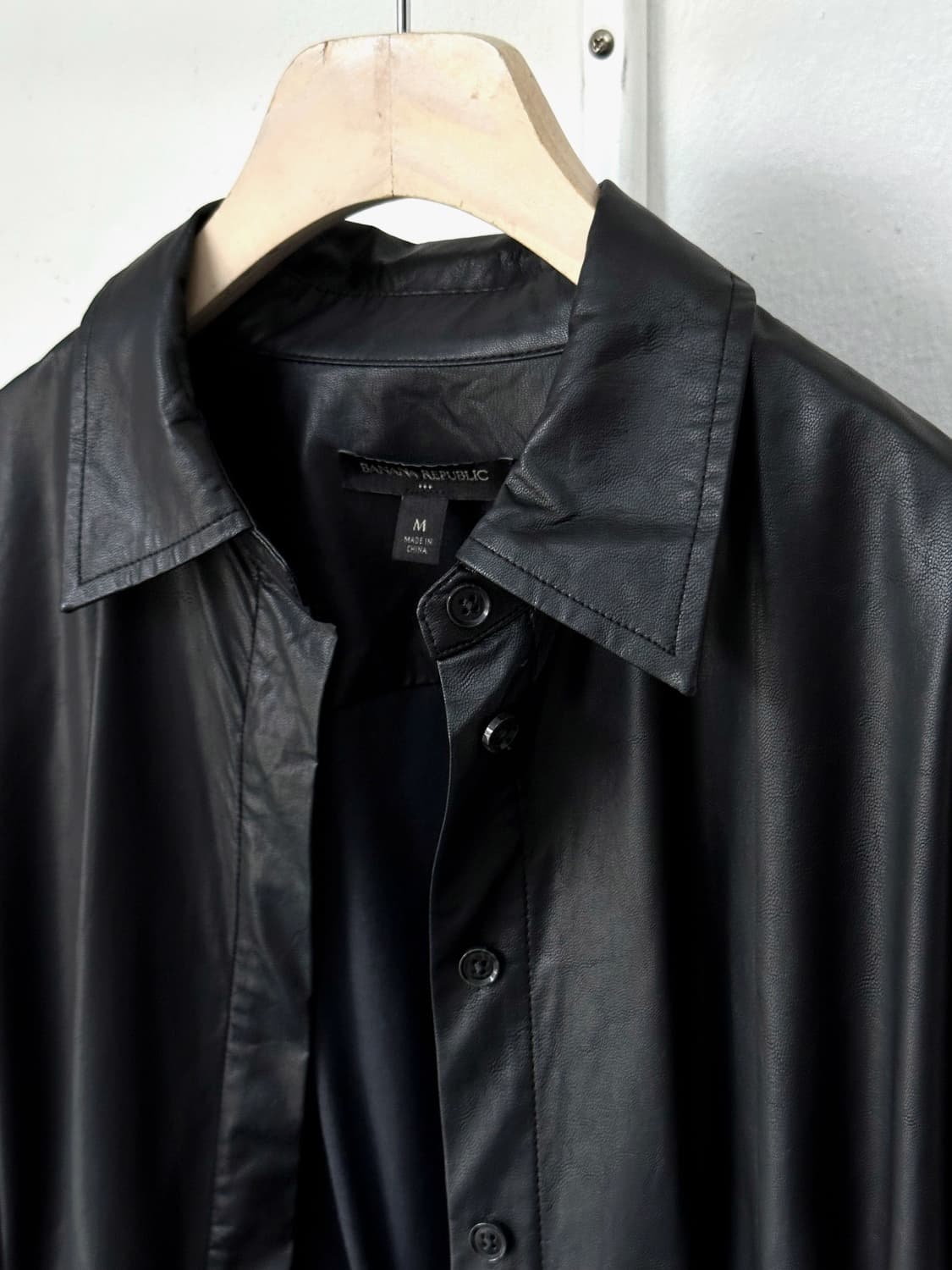 Fake leather design tuck shirt 상품이미지9