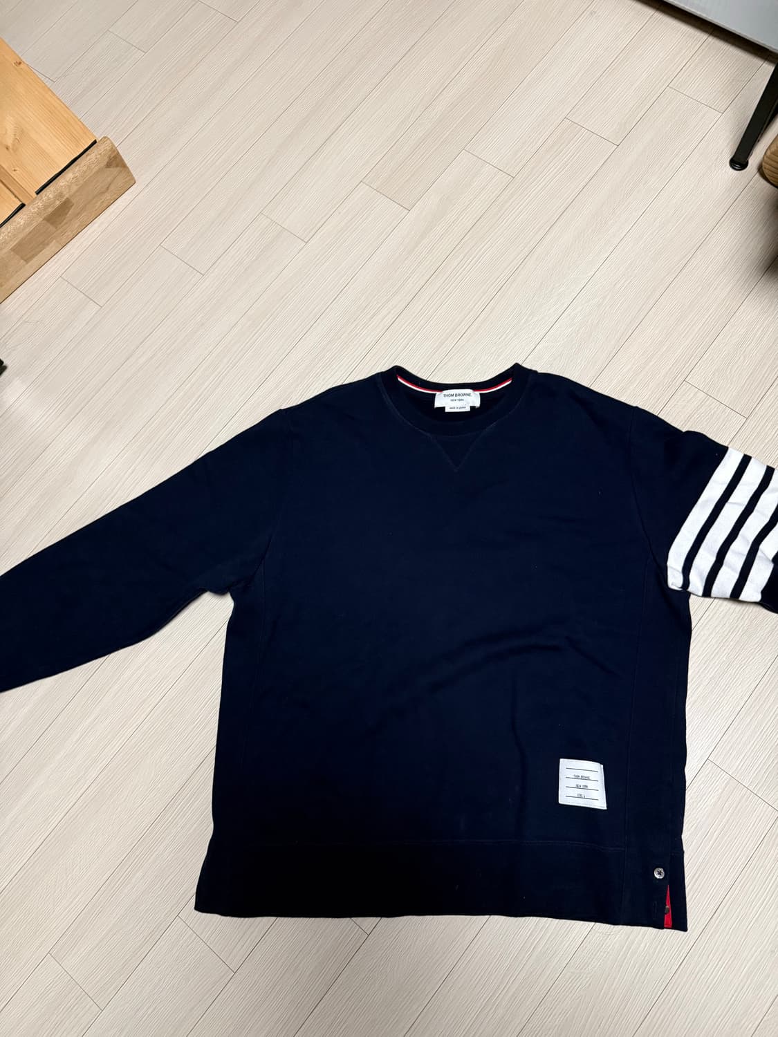 톰브라운 사선 완장 맨투맨 네이비 6사이즈 상품이미지1