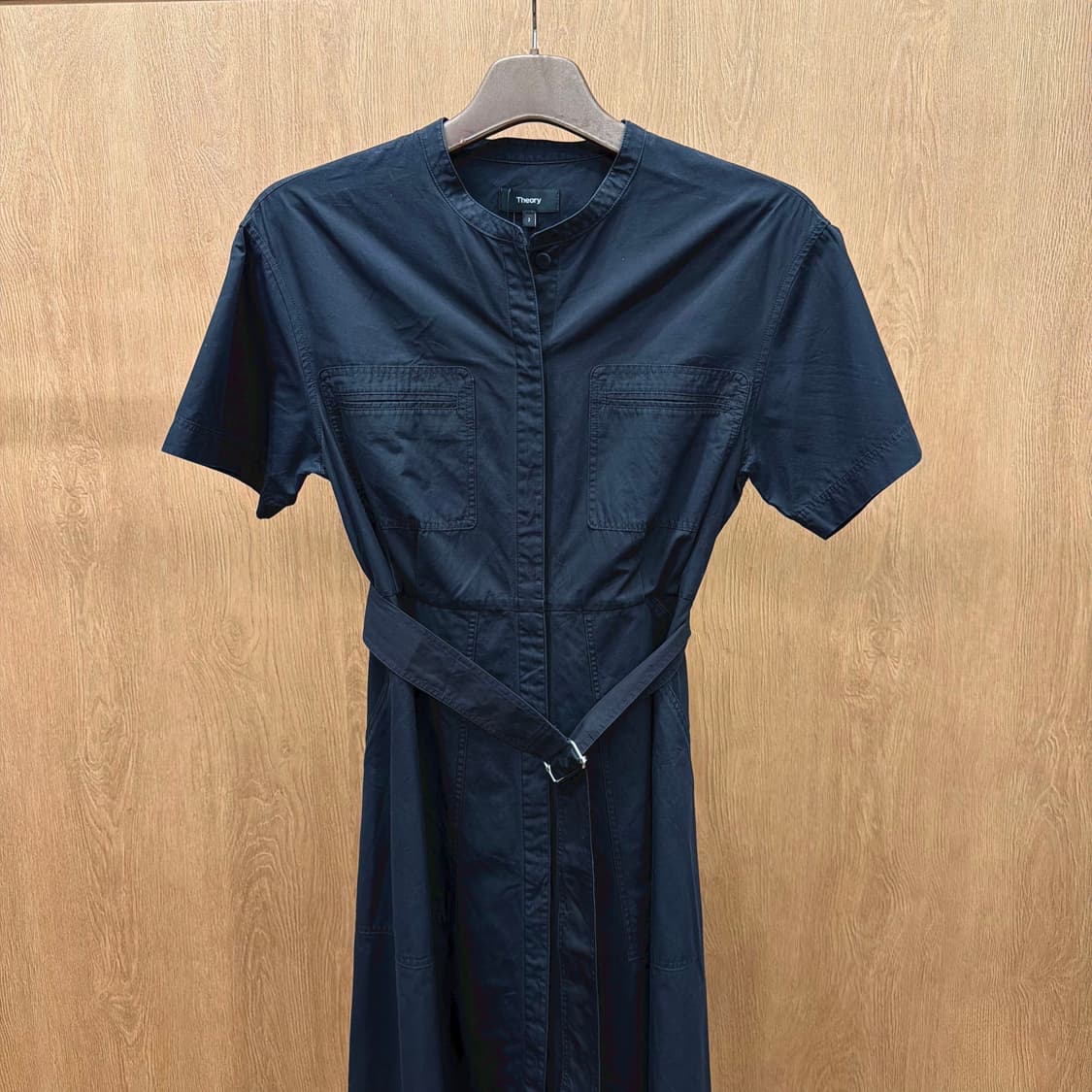 띠어리 반팔 롱원피스 스탠드 카라 허리 스트랩 체스트 포켓 디테일 블랙 상품이미지4