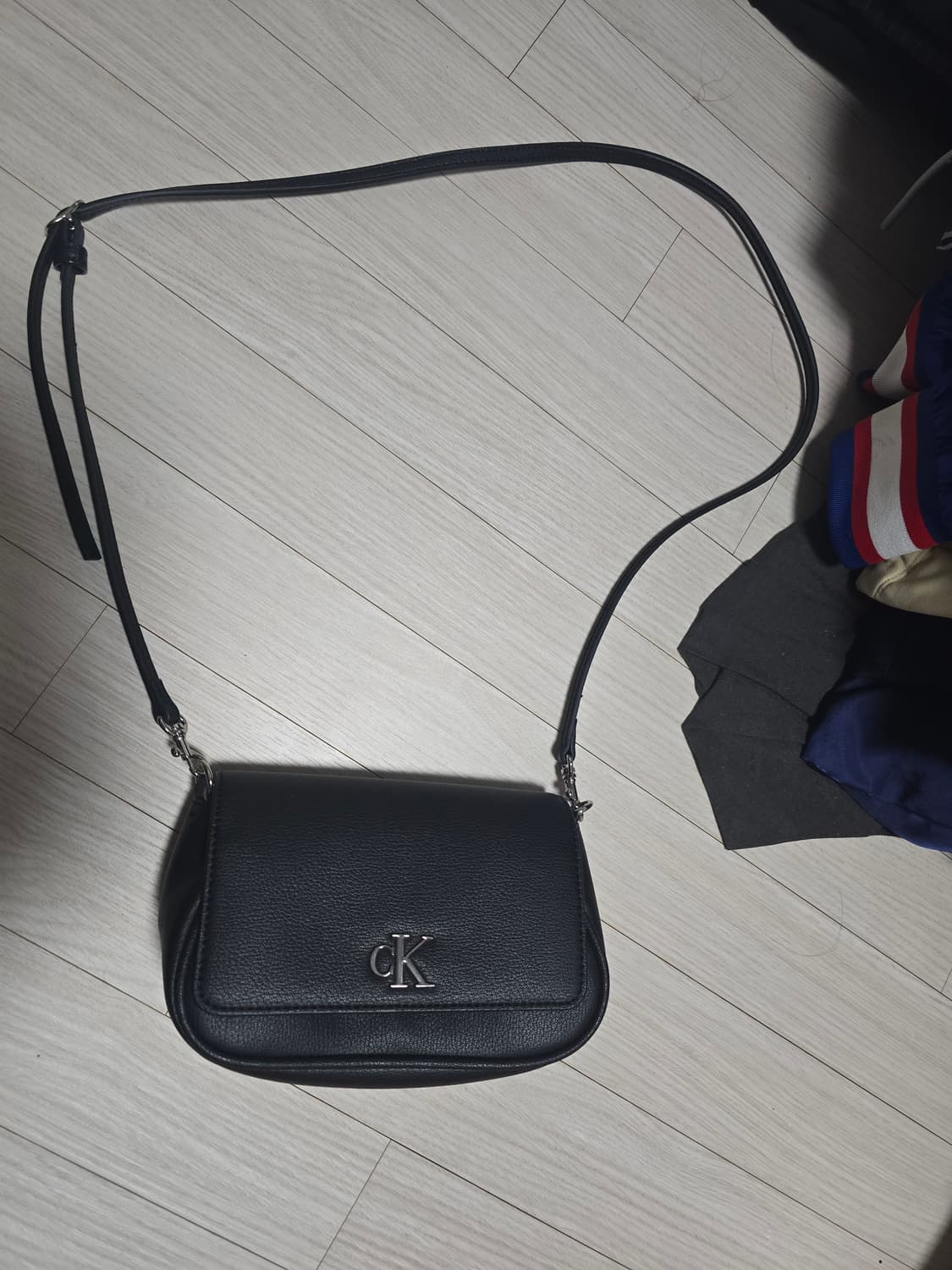 캘빈클라인 미니 크로스백 상품이미지1