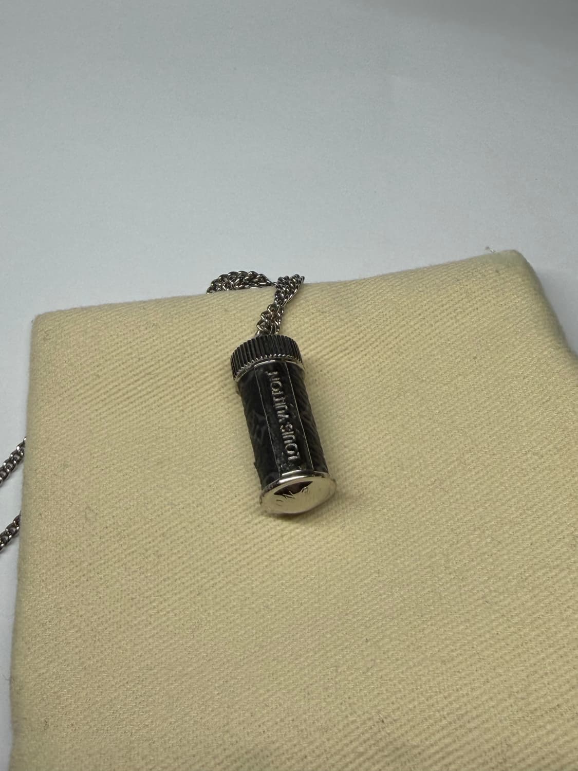 (정품) (새상품급) 루이비통 모노그램 이클립스 목걸이 상품이미지9