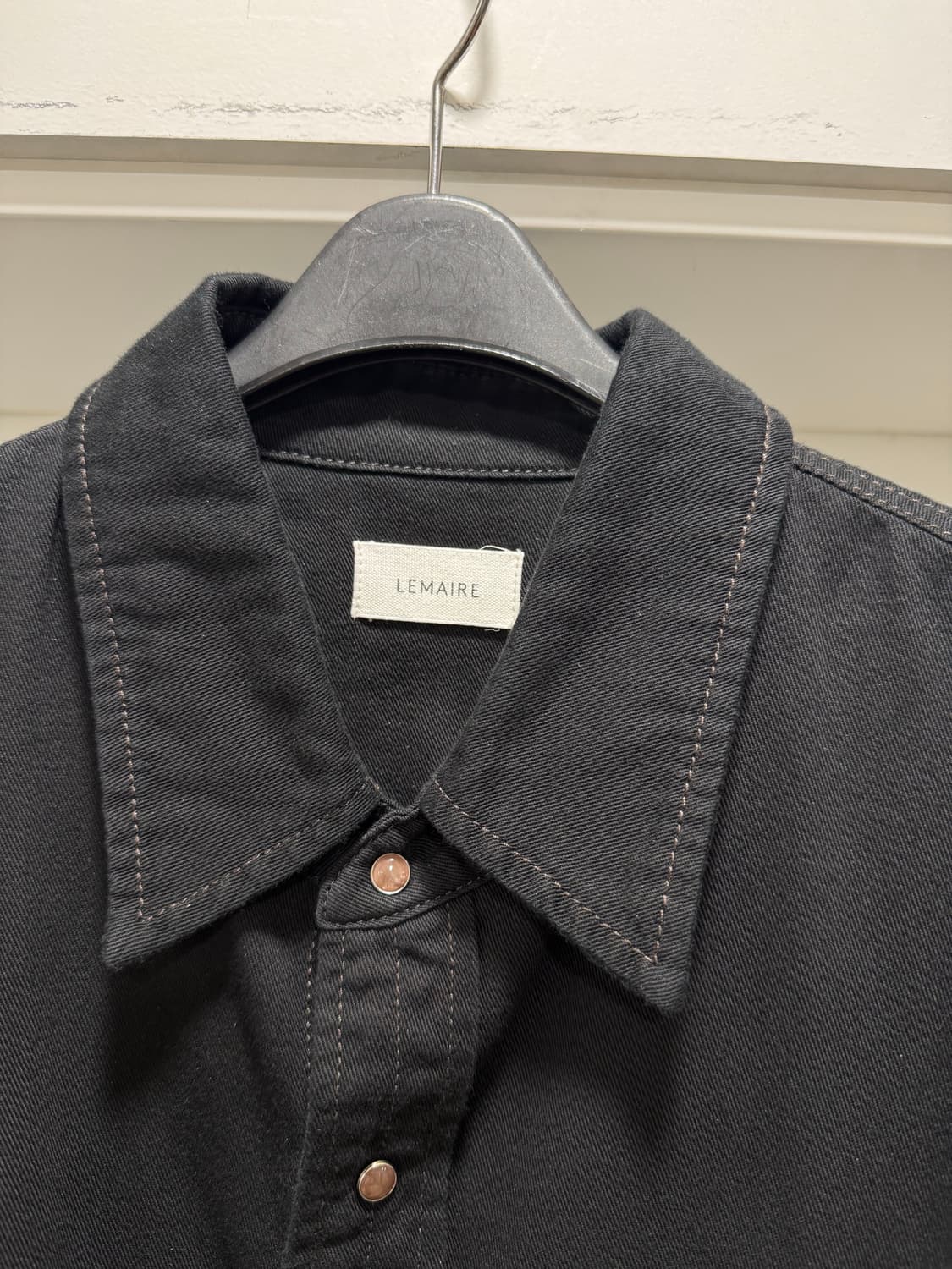 르메르 24fw 블랙데님 스냅 셔츠 (50사이즈) 상품이미지4