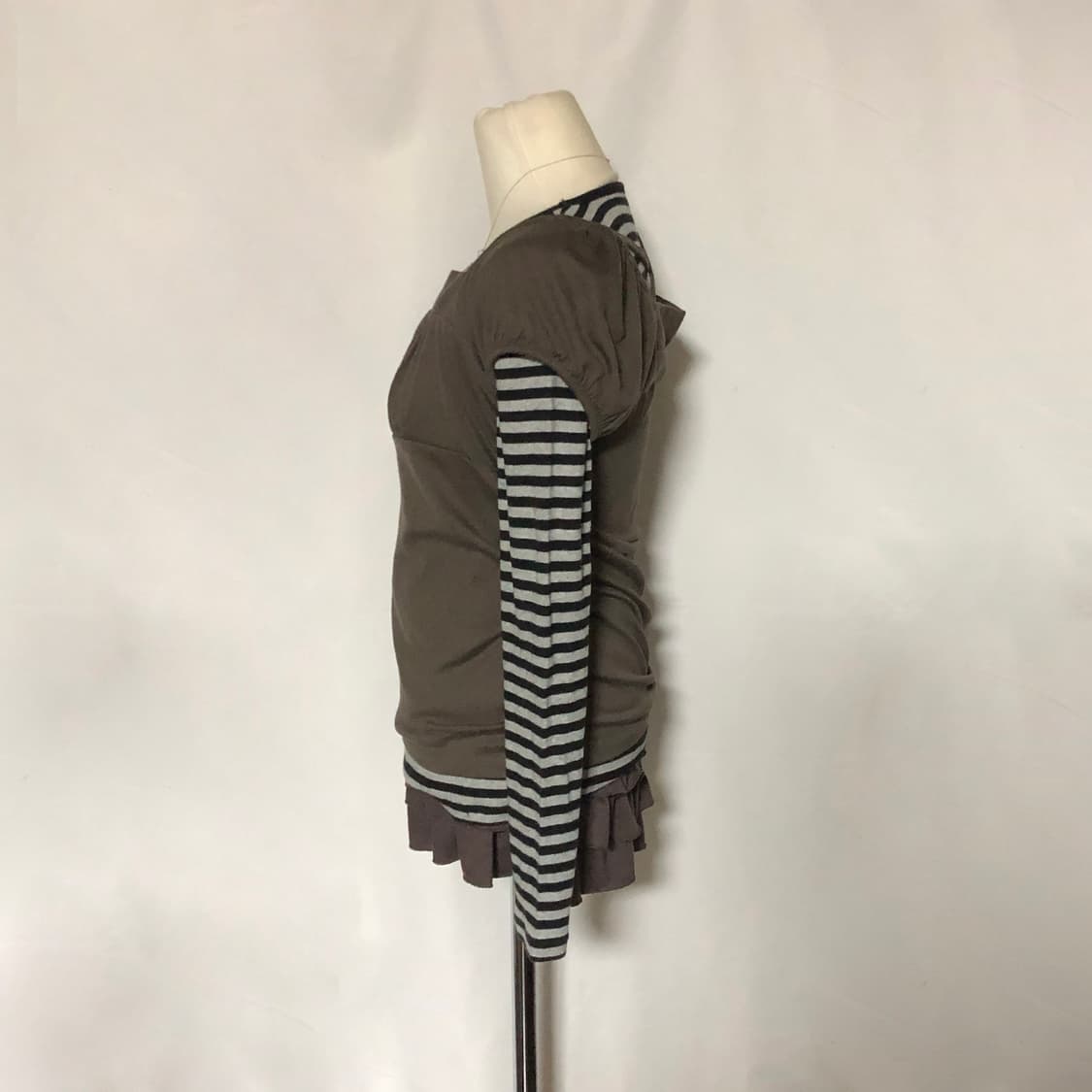 크로스 스트랩 퍼프 슬리브 티셔츠 카키 상품이미지7