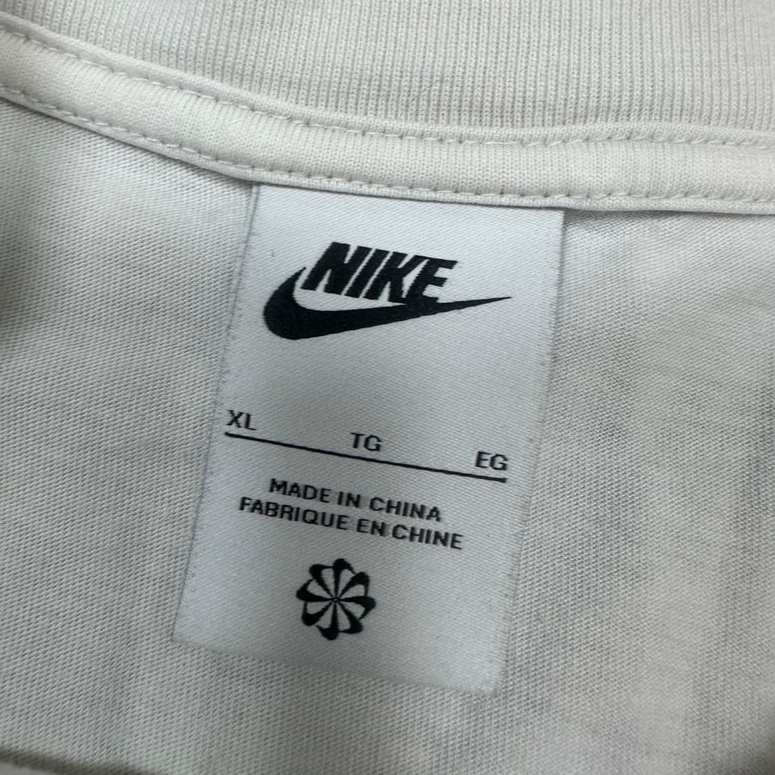 ✨ (바배) 나이키 센터 스우시 화이트 반팔티  상품이미지3