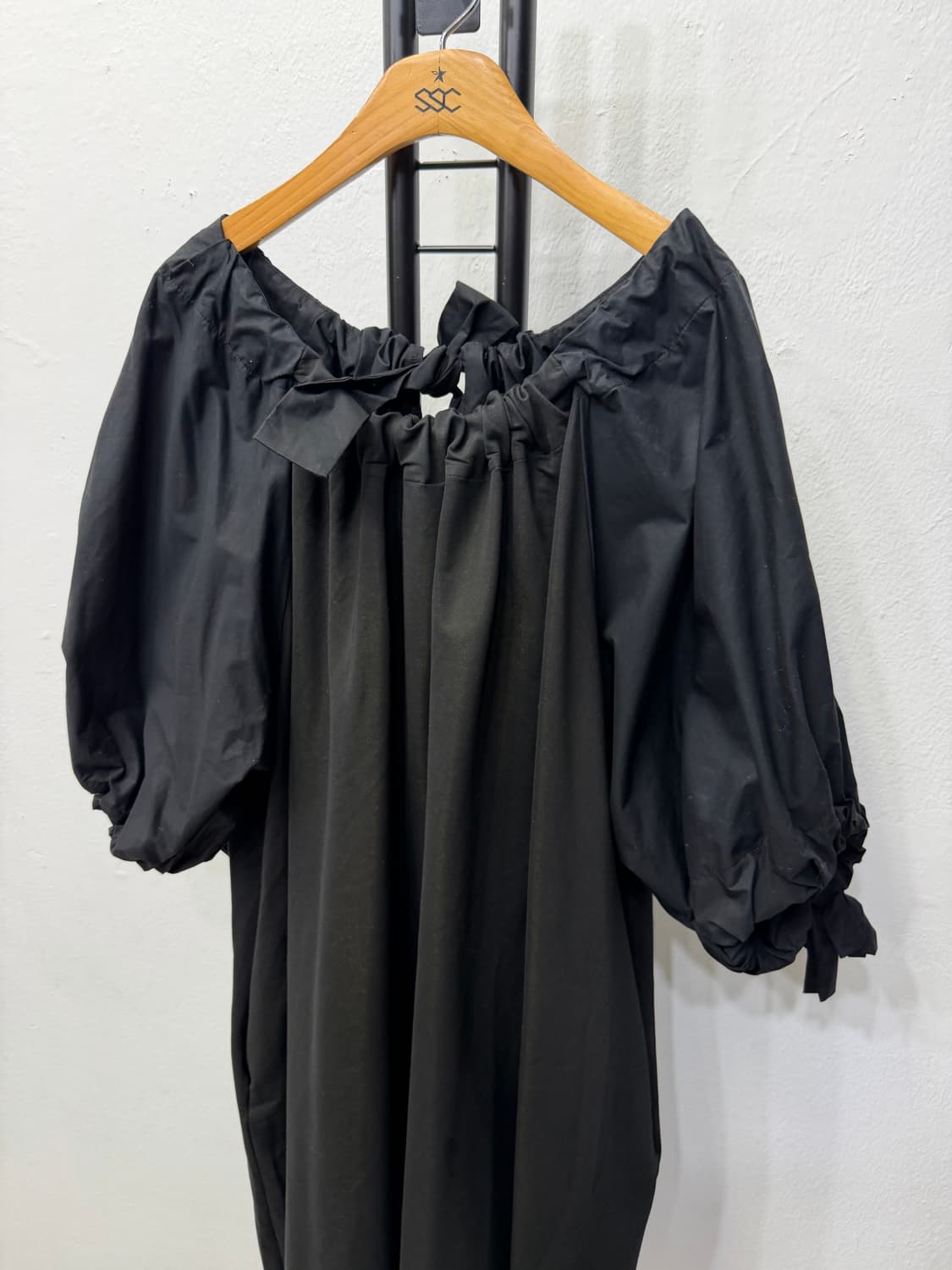 정품) COS 코스 오버사이즈 블랙 셔링 원피스 M/L 상품이미지3