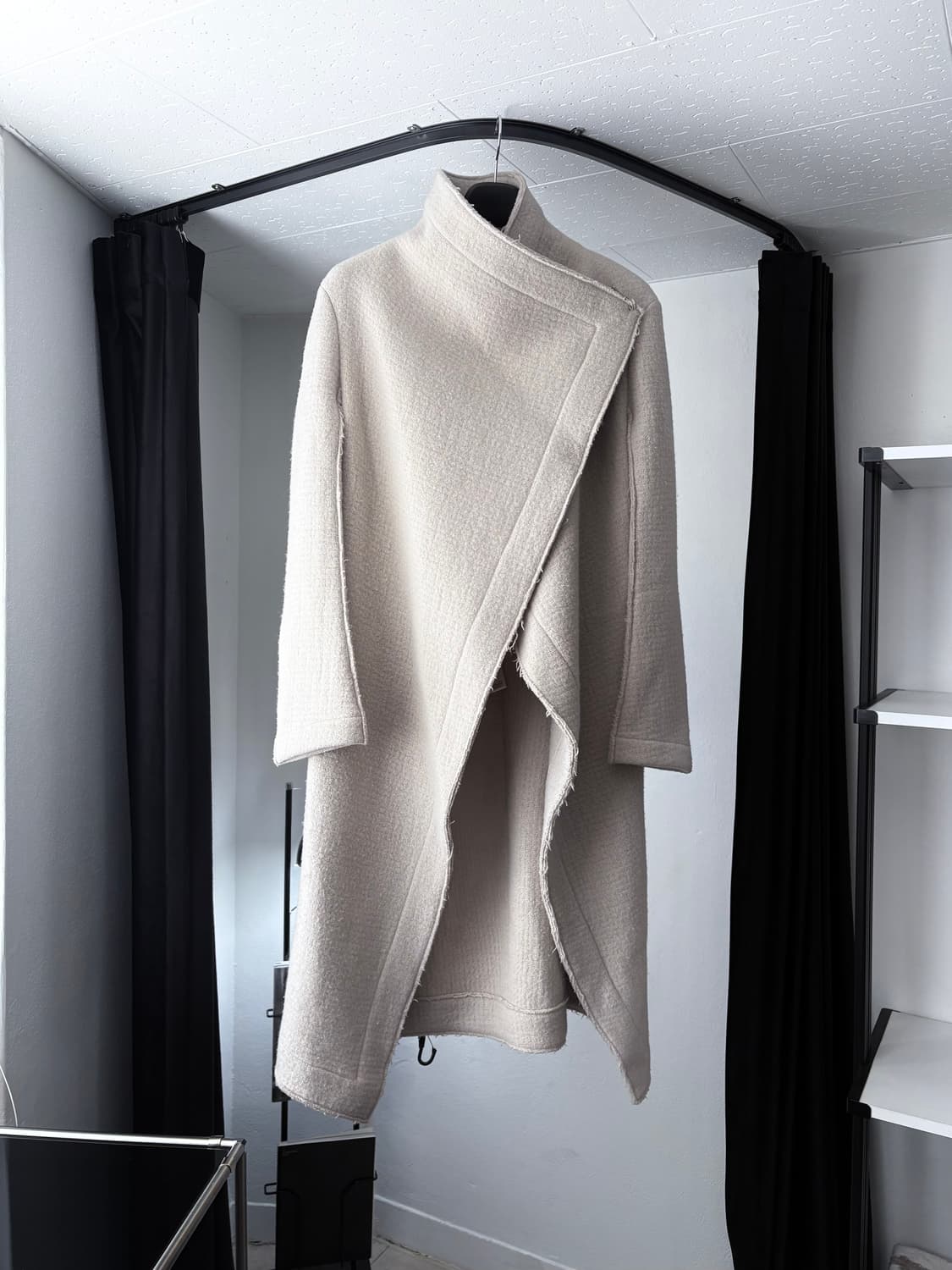 시스테레 2007a/w 'STROBO' 비대칭 프론트 랩 울 코트 상품이미지2