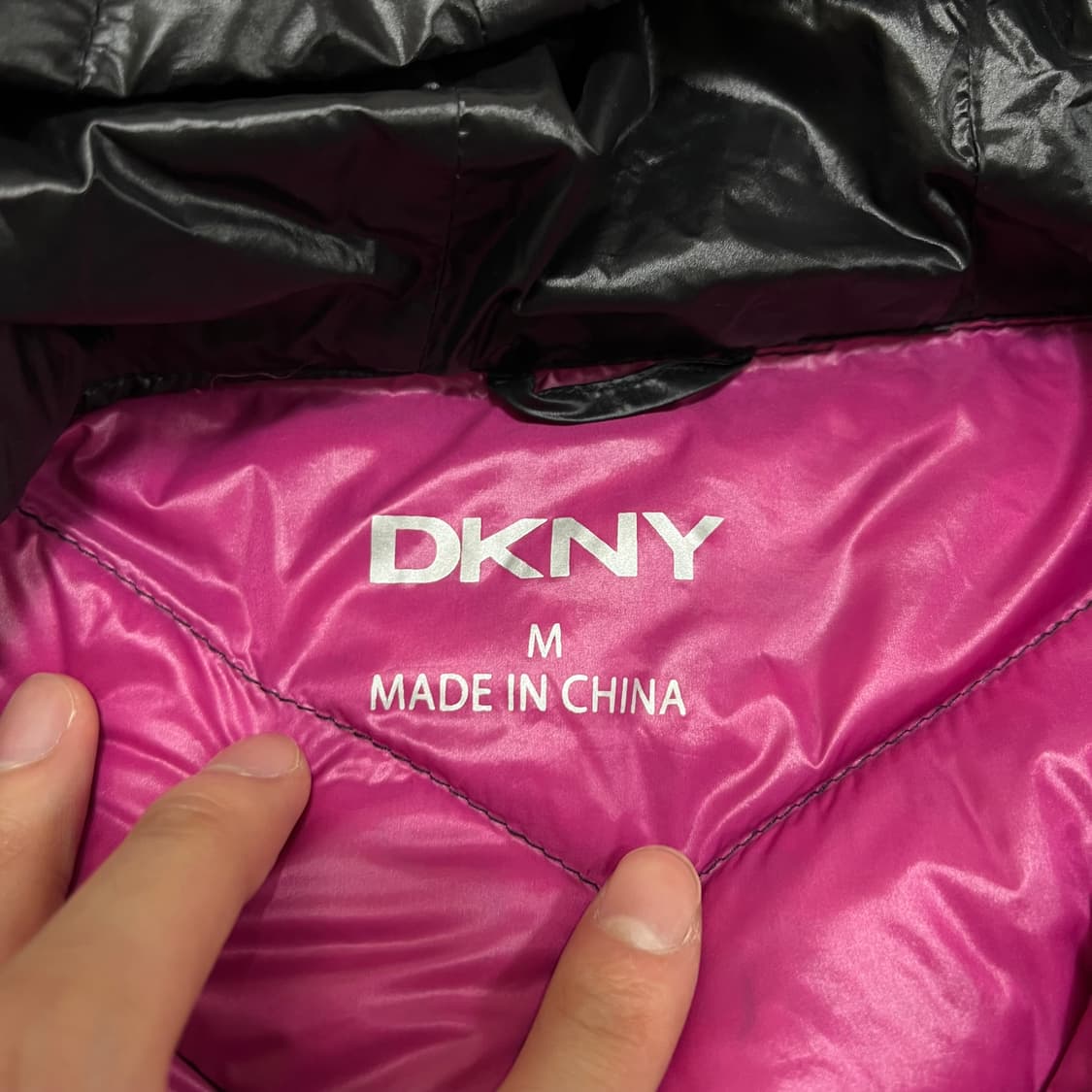 DKNY 도나카란 여성 다운 후드 경량 롱패딩 점퍼 [블랙] M/95 상품이미지4