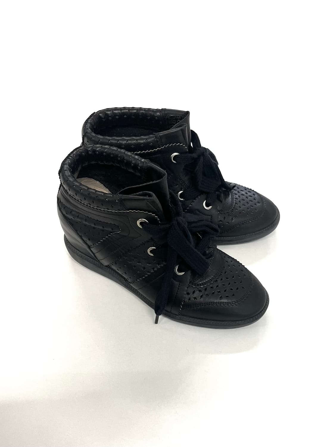 이자벨마랑 퍼포레이티브 레더 바비 스니커즈 상품이미지1